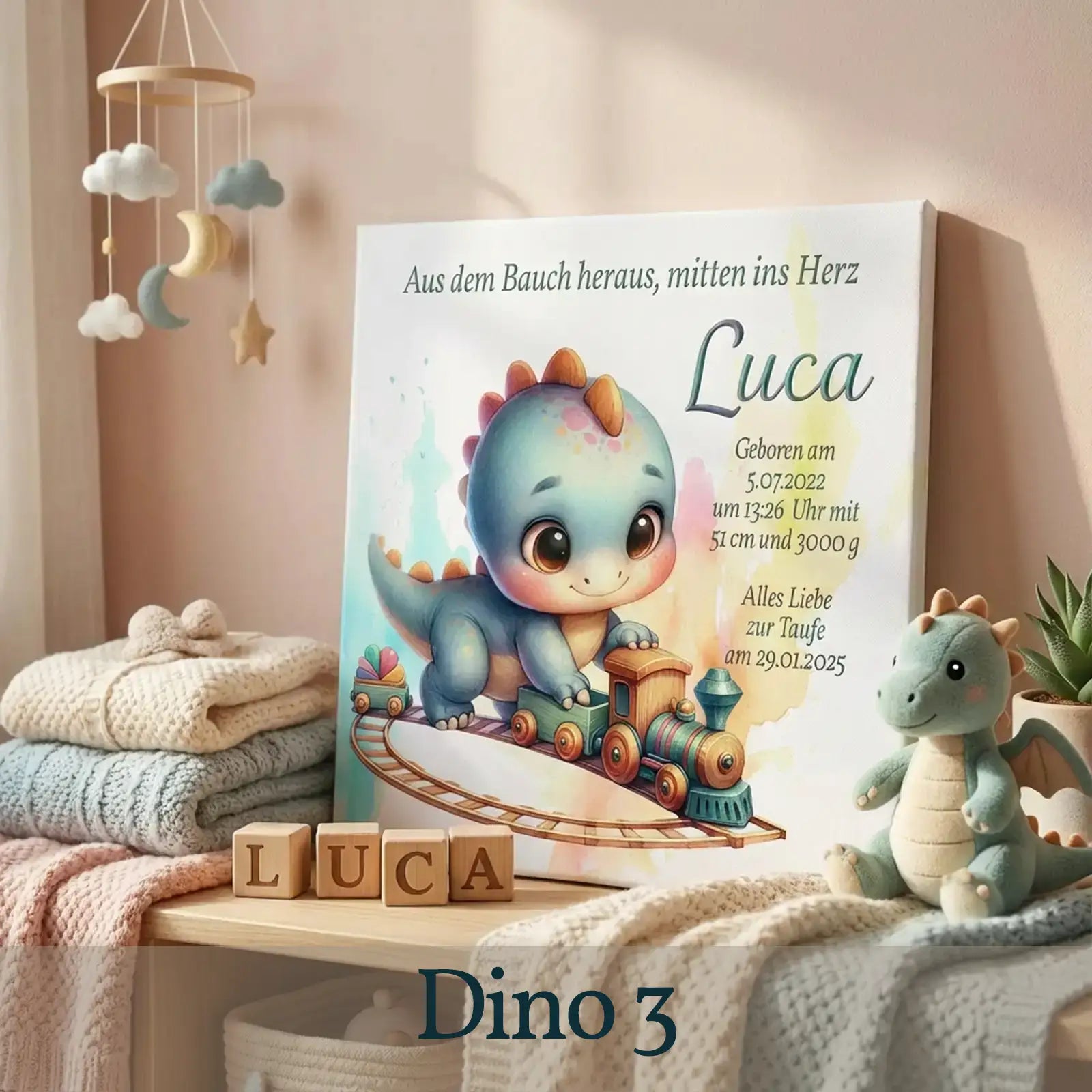 Niedliche Leinwand mit blauem Dinosaurier und Spielzeugeisenbahn, personalisiert für Taufe