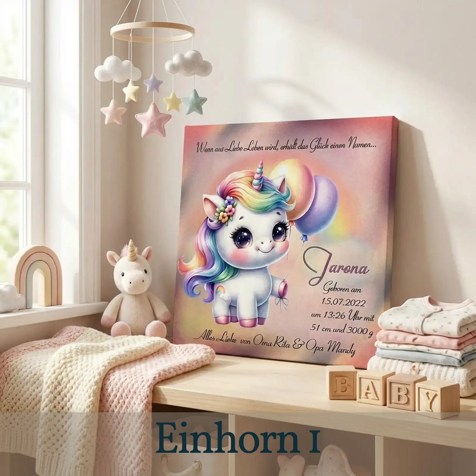 Kinderzimmer mit kleinem Einhorn-Plüsch, bunter Einhorn-Leinwand, Babydecke und Holzspielzeug