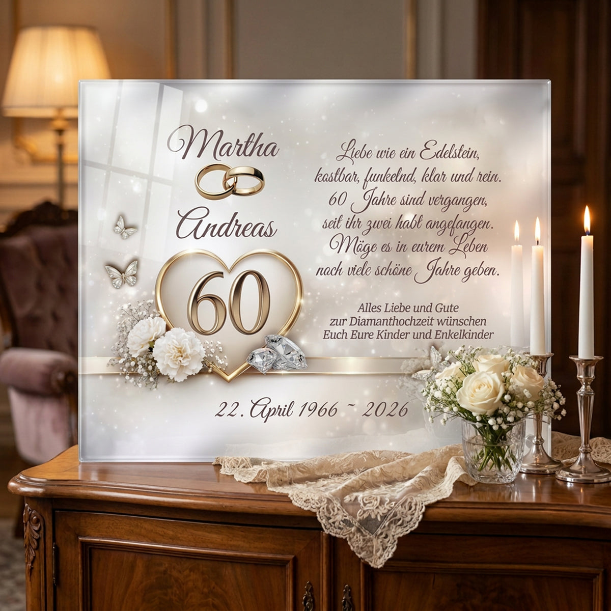 Personalisierter Acrylglas-Aufsteller zur Diamanthochzeit mit Blumen, Eheringen, 60-Jahre-Emblem und individuellem Spruch auf Holzkommode