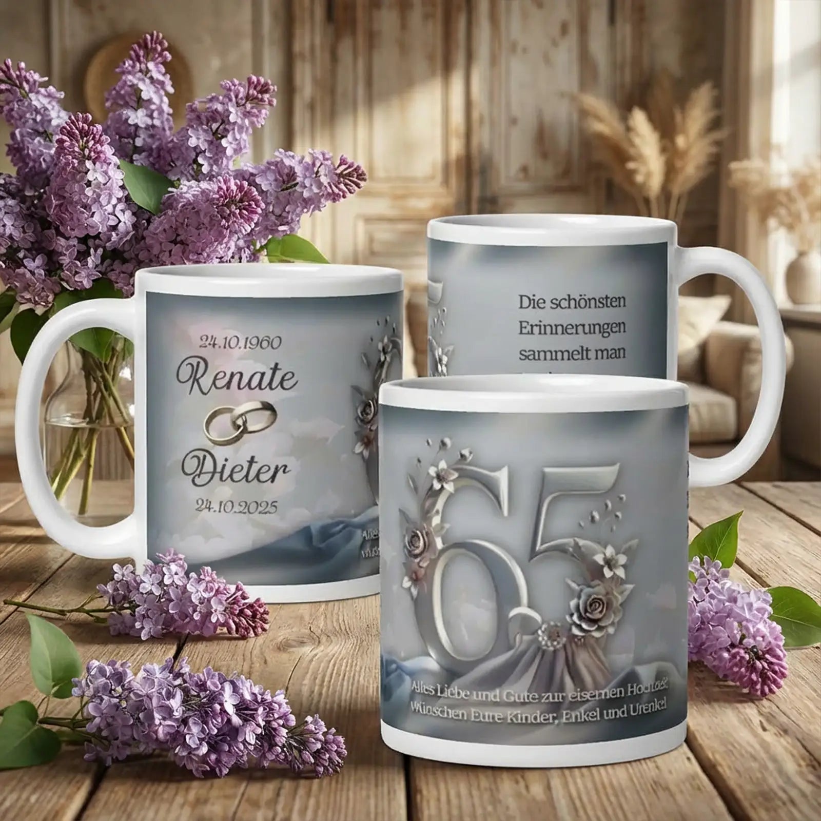 Personalisierte Motivtasse zur Eisernen Hochzeit mit Namen Renate und Dieter, Zahl 65, Ringen und floralen Elementen in Grau-Silber