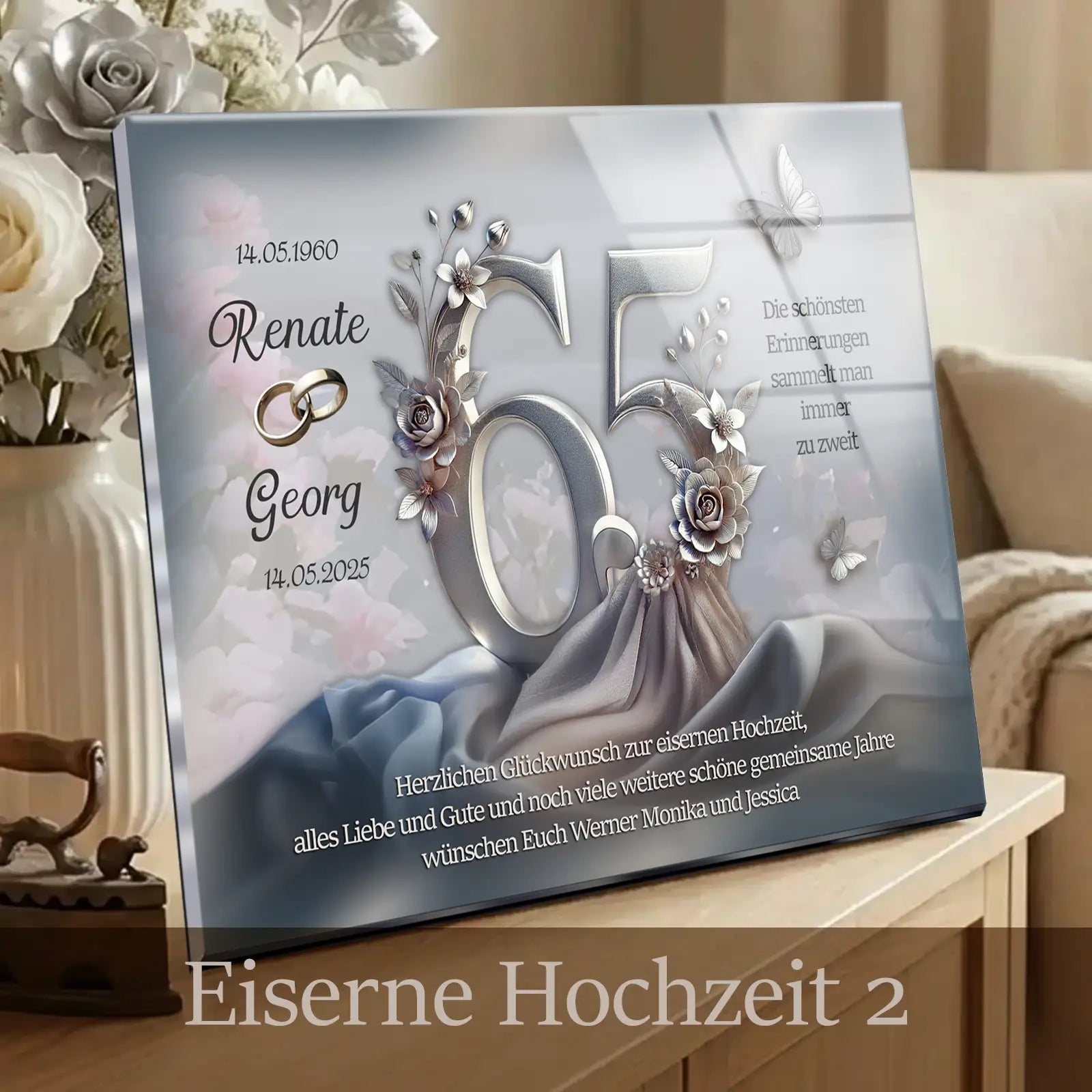 Acrylglasbild zur Eisernen Hochzeit mit Zahl 65, floralen Metallelementen, Namen des Paares und Jubiläumsdatum in eleganter Grauton-Optik.