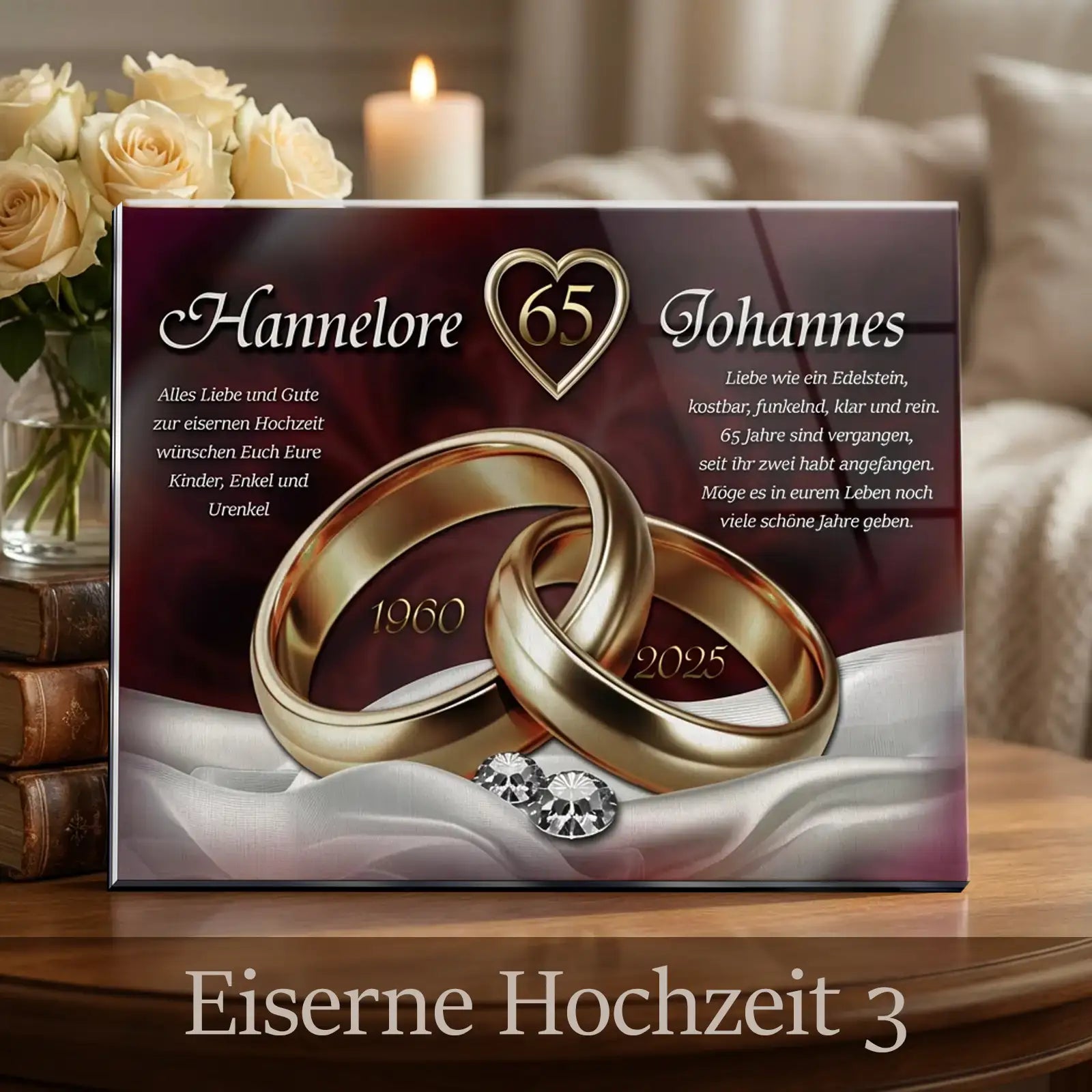 Modernes Acrylglas zur Eisernen Hochzeit mit goldenen Ringen, Herzsymbol, Zahl 65 und persönlichem Text auf dunklem Hintergrund.