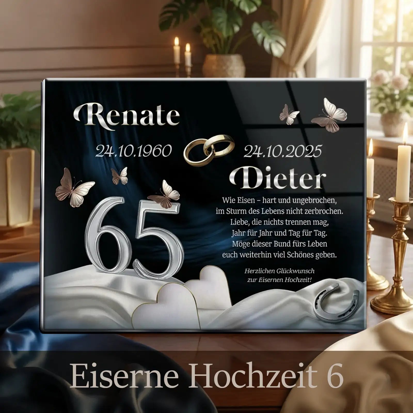 Acrylglas zur Eisernen Hochzeit mit großer Zahl 65, Namen, Datum und dezentem Ringmotiv vor dunklem, elegantem Hintergrund.