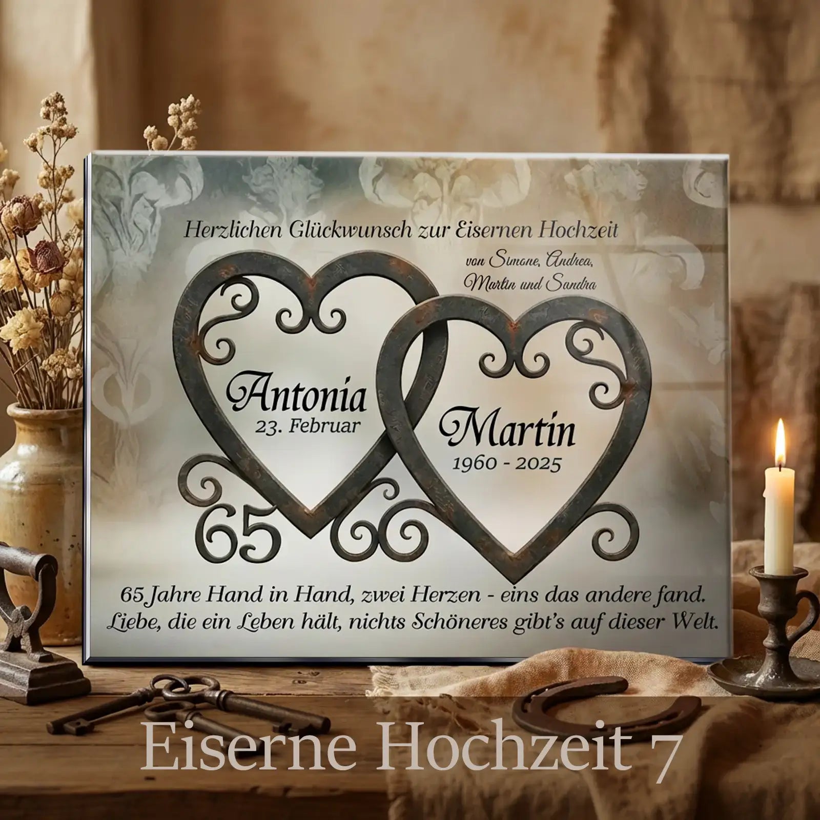Acrylglasbild zur Eisernen Hochzeit mit rustikalen Metallherzen, Namen, Jubiläumszahl 65 und klassischer Typografie.