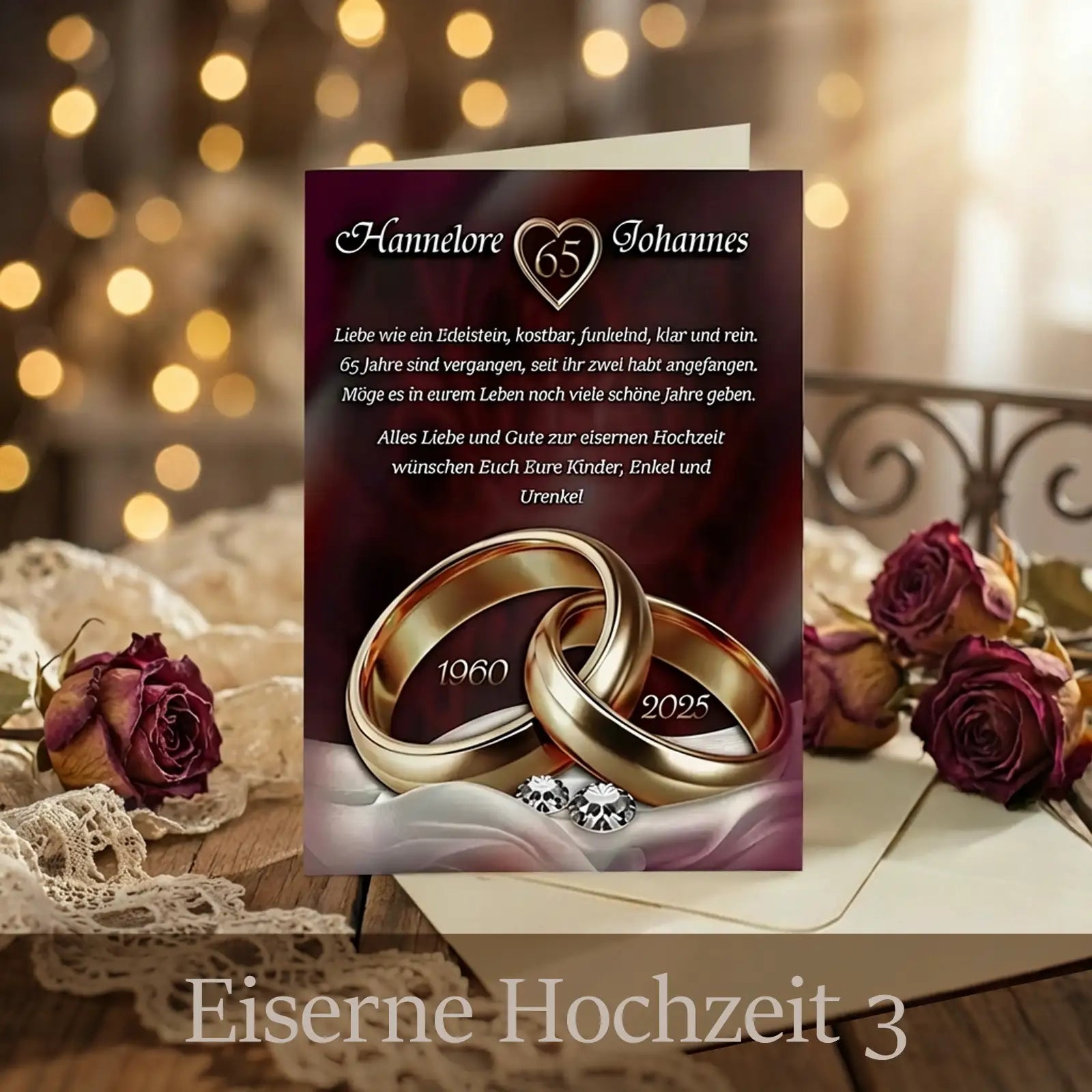 Personalisierte Glückwunschkarte zur Eisernen Hochzeit mit warmem, festlichem Design: Zwei ineinanderliegende goldene Eheringe mit den Jahreszahlen 1960 und 2025 liegen im Mittelpunkt auf hellem Stoff. Die Karte trägt die Namen Hannelore und Johannes sowie die Zahl 65 in Herzform und ist arrangiert vor Lichterglanz, Rosen, Spitze und Umschlag in romantischer Abendstimmung.