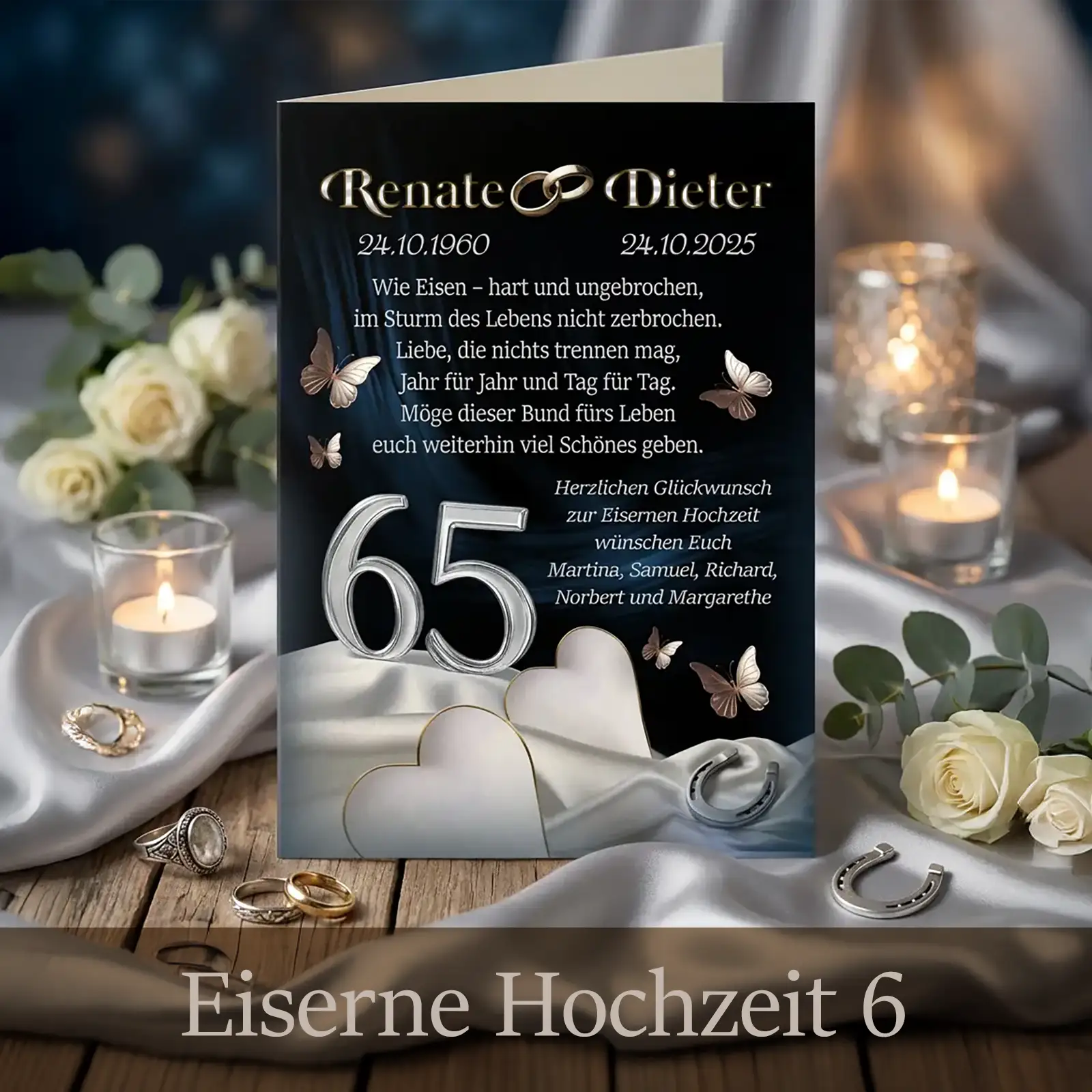 Personalisierte Glückwunschkarte zur Eisernen Hochzeit mit dunklem, elegantem Design: schwarze Karte mit silberner Zahl 65, Namen Renate und Dieter mit Jubiläumsdaten, ineinander verschlungene Ringe, kleine Schmetterlinge und Herzmotive. Die Karte steht auf einem Holztisch, umgeben von Kerzen, weißen Rosen, Stoffelementen und Schmuck, festlich und würdevoll inszeniert.