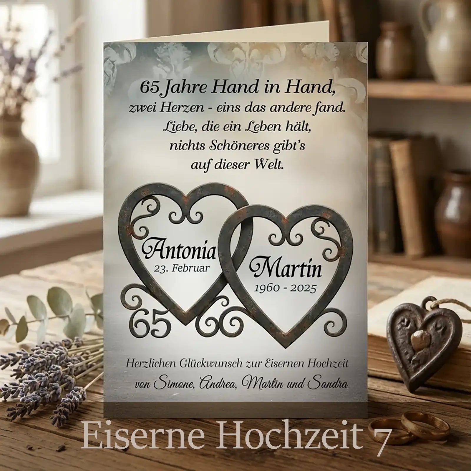 Personalisierte Glückwunschkarte zur Eisernen Hochzeit mit zwei ineinander verschlungenen Metallherzen, Zahl 65 und Namen Antonia und Martin, klassisches helles Design.