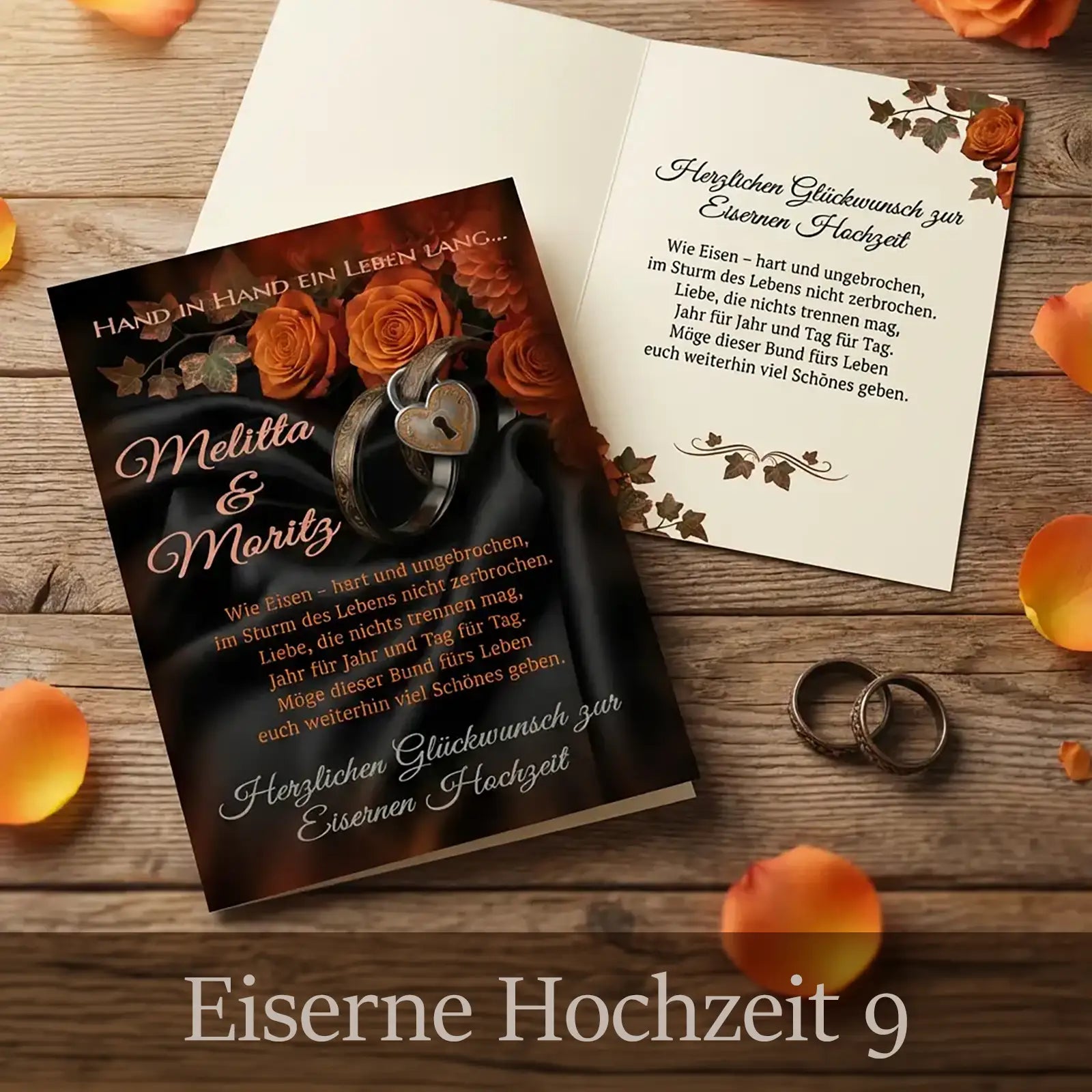 Personalisierte Glückwunschkarte zur Eisernen Hochzeit mit dunklem, eleganten Design: schwarze Stoffstruktur, rostrote Rosen, ineinander verschlungene Eheringe mit Herzschloss. Vorderseite mit Namen „Melitta & Moritz“ und dem Schriftzug „Hand in Hand ein Leben lang“. Daneben geöffnete Karte mit hellem Innenteil und klassischem Glückwunschtext zur Eisernen Hochzeit, arrangiert auf Holztisch mit Rosenblättern und Trauringen