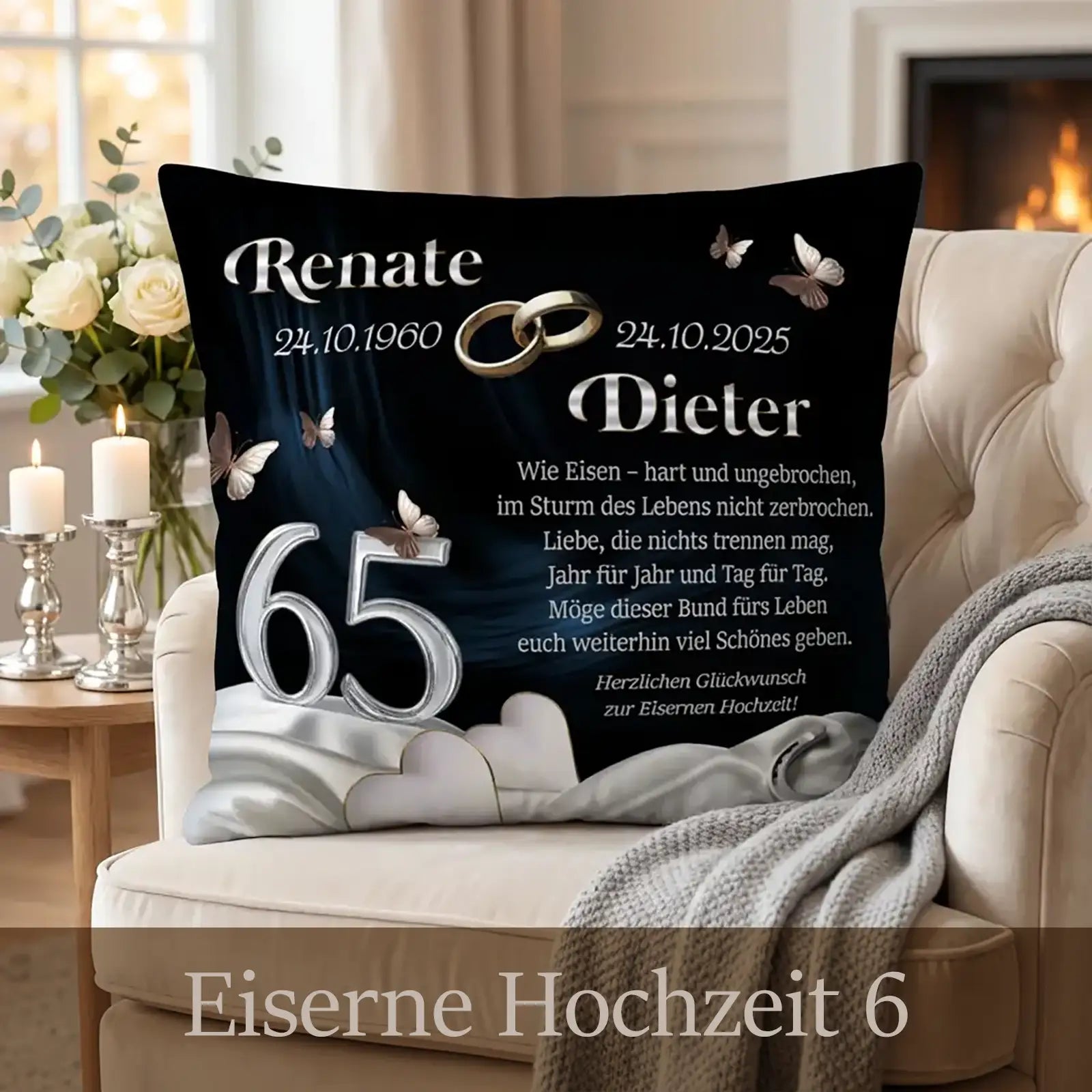 Kissen zur Eisernen Hochzeit mit dunklem Hintergrund, silberner Zahl 65, ineinanderliegenden Ringen, Schmetterlingsmotiven und personalisierten Namen Renate und Dieter mit Datumsangaben, arrangiert auf hellem Sessel mit Kerzen und Decke im Wohnzimmer
