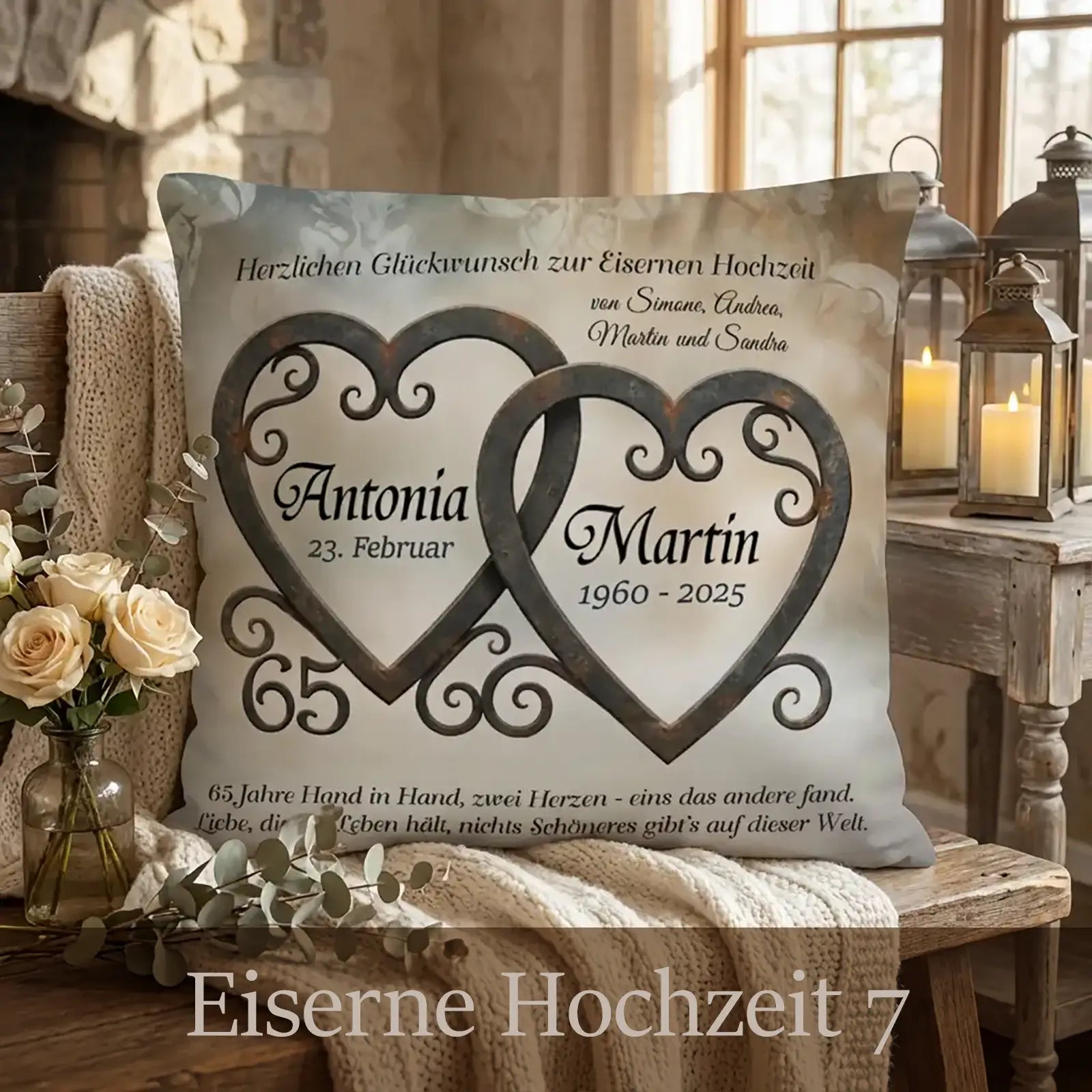 Kissen zur Eisernen Hochzeit mit zwei schmiedeeisernen Herzen im Vintage-Stil, personalisierten Namen Antonia und Martin, Zahl 65, Datumsangaben und Glückwunschtext, dekoriert mit Kerzen, Blumen und rustikalem Holzambiente