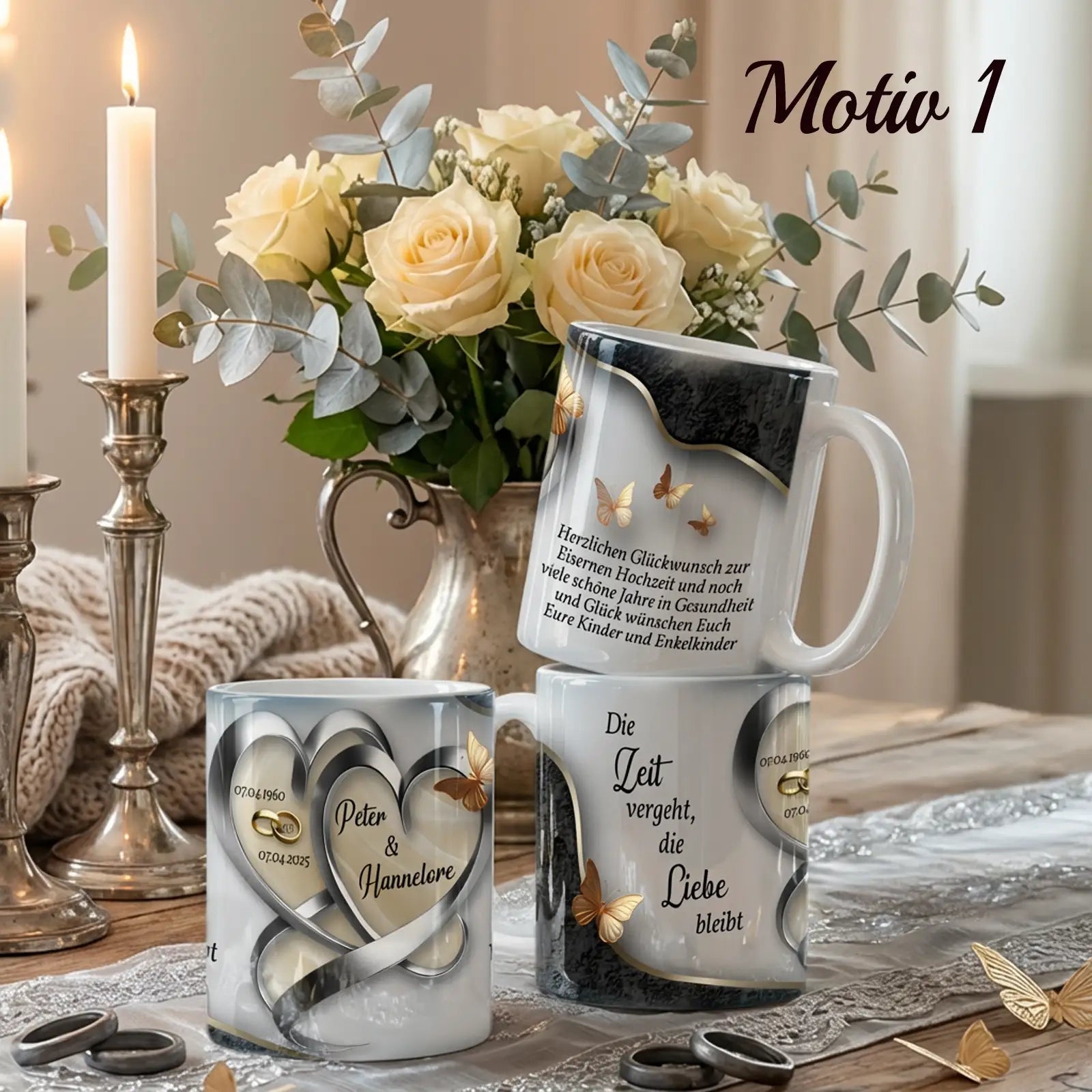 Weiße Keramiktassen mit personalisiertem Goldhochzeits-Motiv und Text, arrangiert auf gedecktem Tisch mit Rosenstrauß, Kerzenhalter und Eheringen