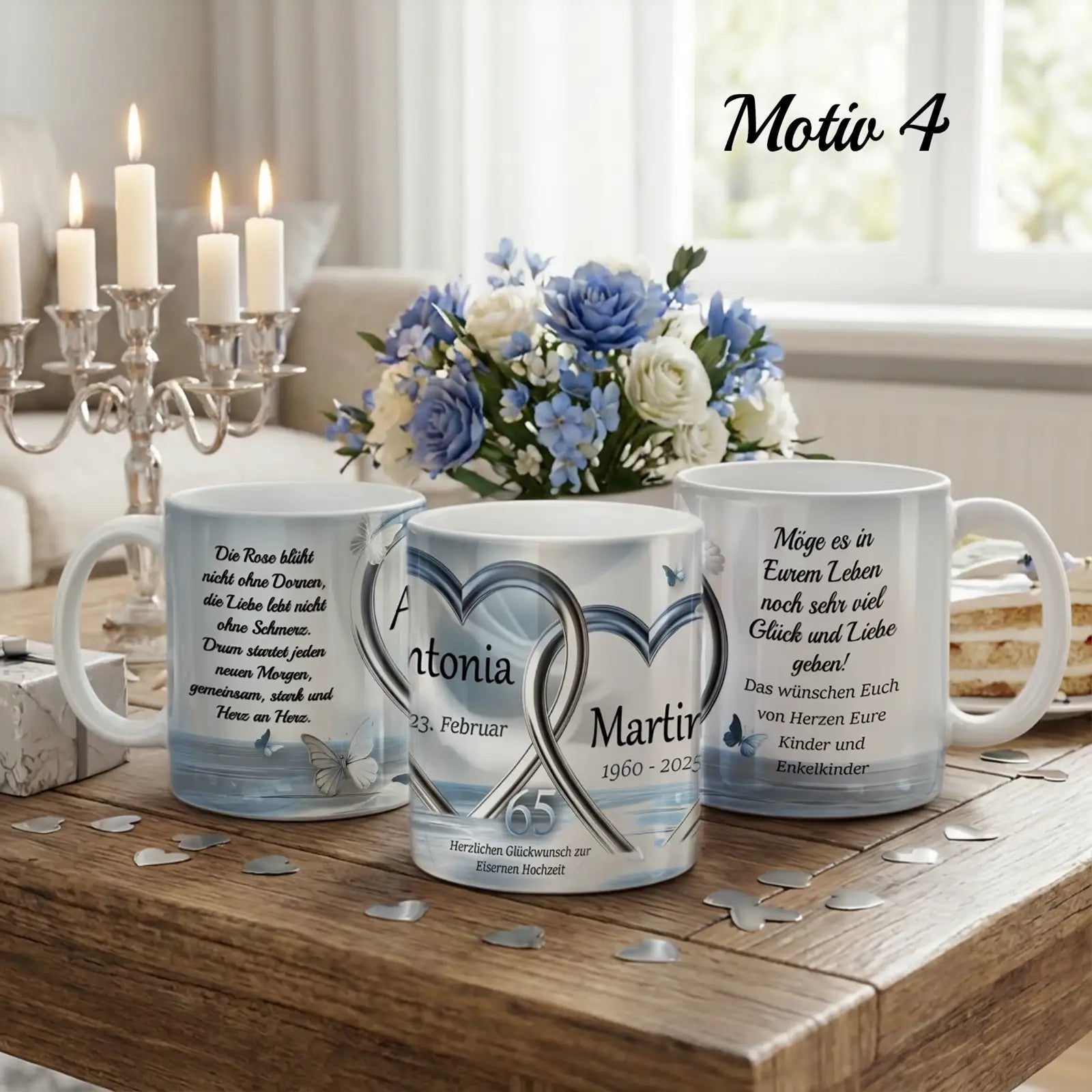 Weiße Keramiktassen mit personalisiertem Motiv zur Eisernen Hochzeit, Namen, Datum und Jubiläumszahl, arrangiert auf Holztisch mit Blumenstrauß und Kerzenleuchtern