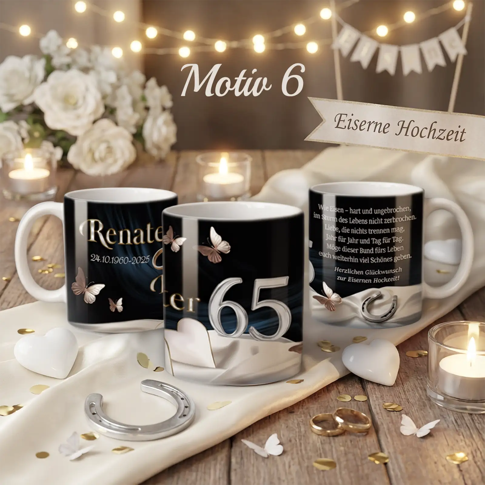 Weiße Keramiktassen mit personalisiertem Motiv zur Eisernen Hochzeit, Jubiläumszahl 65, Namen und Text, arrangiert auf Holztisch mit Kerzen, Lichterkette und Herzen