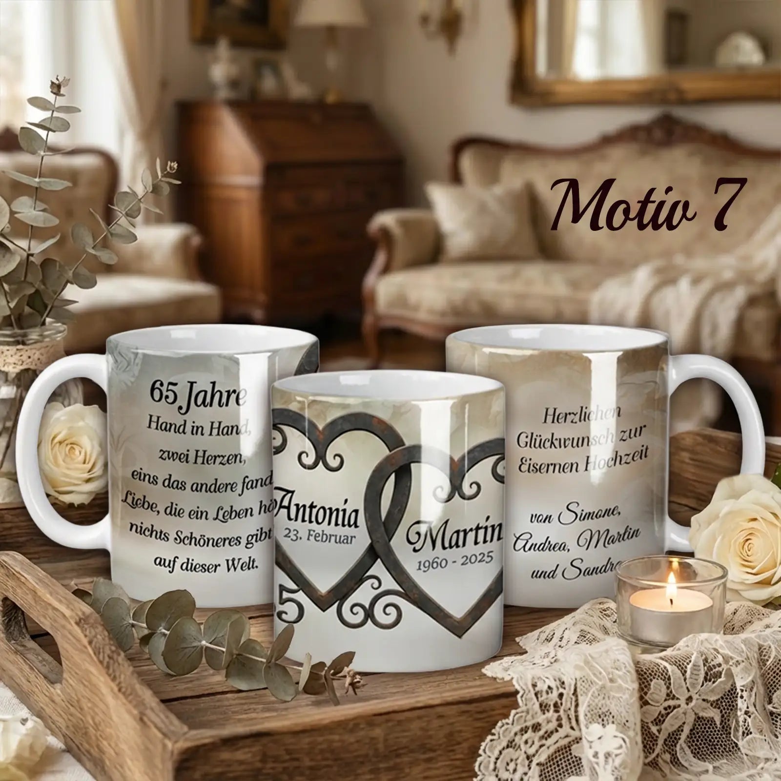 Weiße Keramiktassen mit personalisiertem Motiv zur Eisernen Hochzeit, Herzen, Namen, Datum und Jubiläumszahl, arrangiert auf Holztisch mit Kerze und Textilien