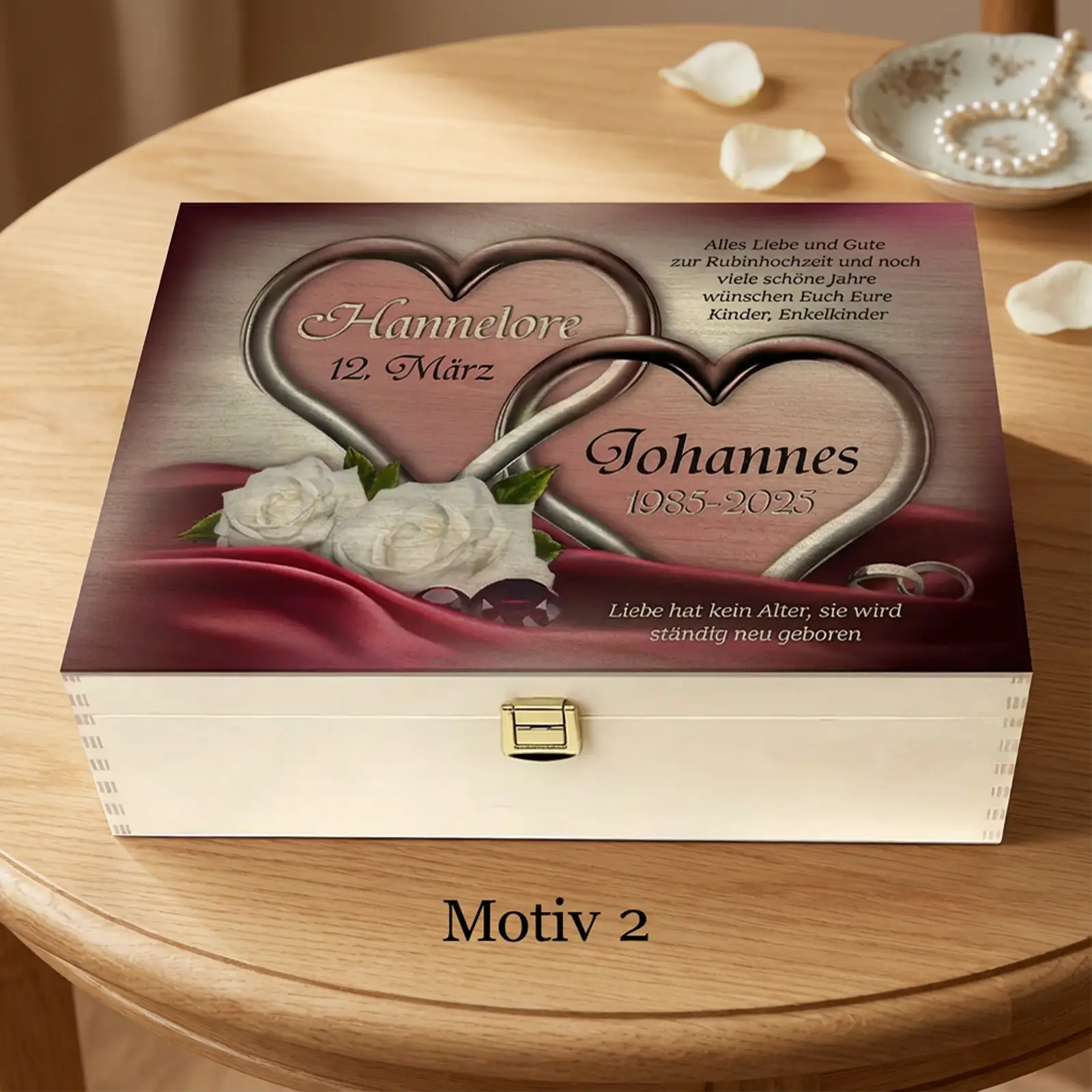 Personalisierte Holzbox zur Rubinhochzeit mit weißen Rosen, Herzen und Gravur