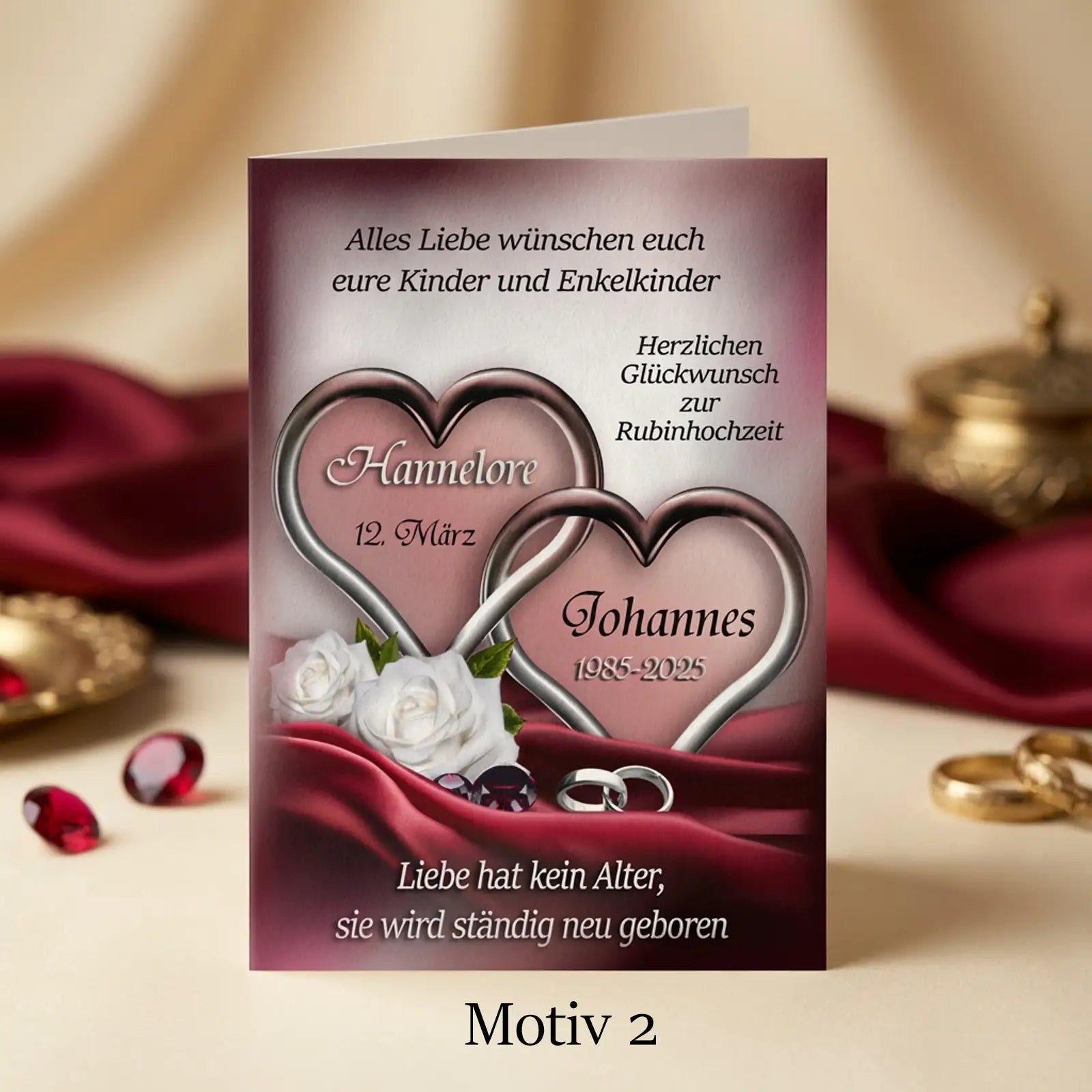 Rubinhochzeit Karte mit zwei silbernen Herzen, weißen Rosen, Eheringen und Glückwunschtext