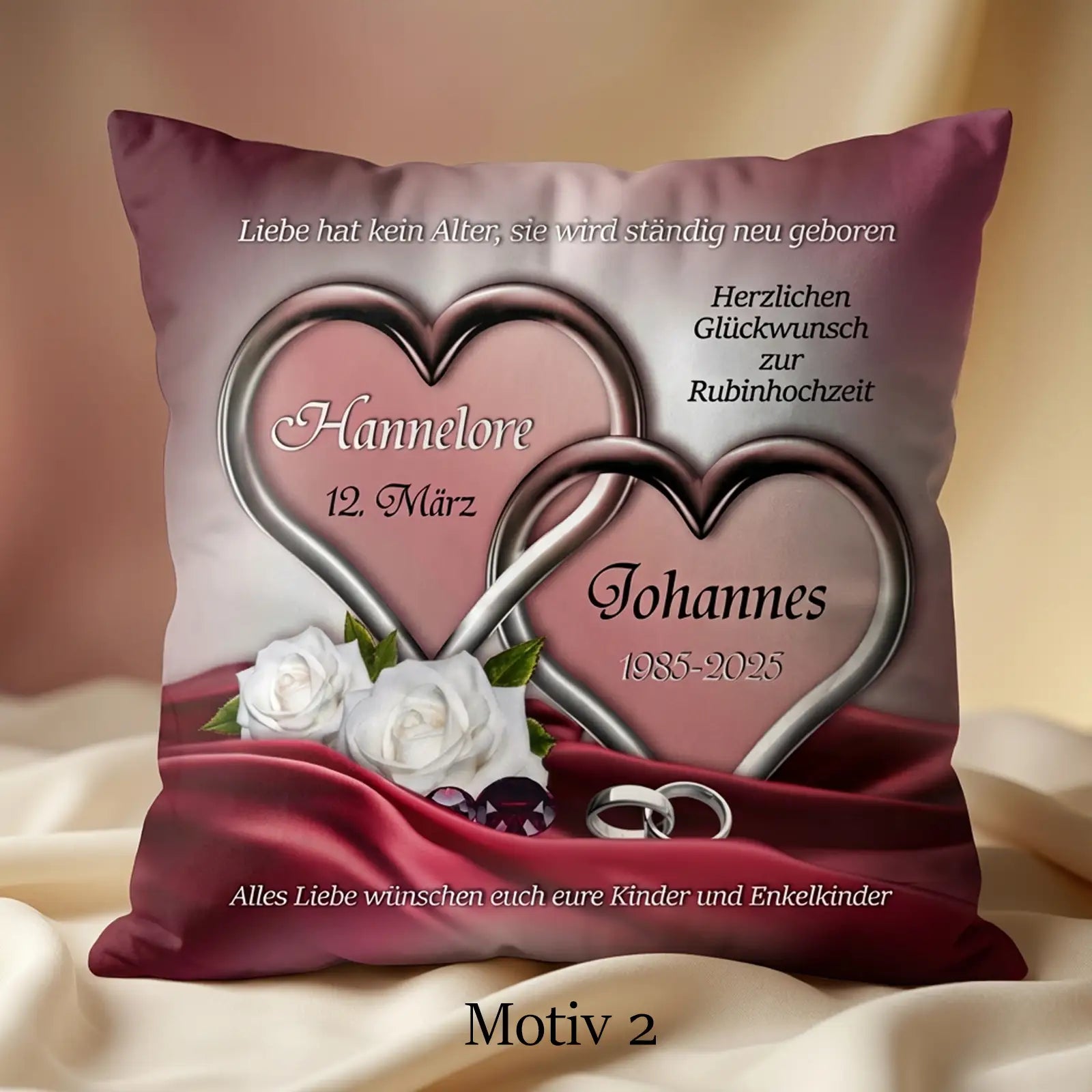 Kissen zur Rubinhochzeit mit zwei silbernen Herzen, weißen Rosen, Ringen und Jubiläumsdatum.