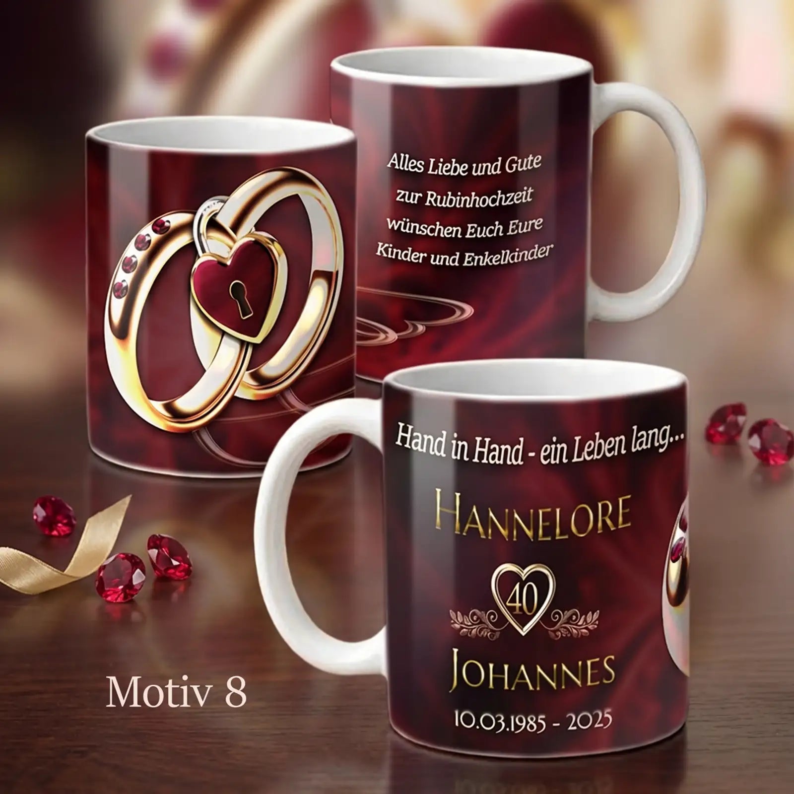 Motivtasse zur Rubinhochzeit mit goldenen Ringen, Herz-Schloss und personalisiertem Text.