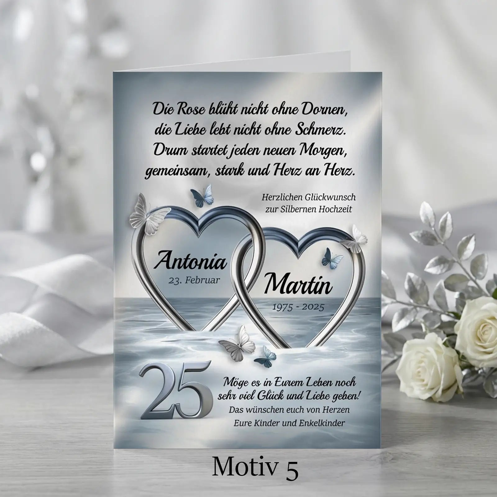 Personalisierte Glückwunschkarte zur Silberhochzeit mit zwei silbernen Herzen, Namen Antonia und Martin, Schmetterlingen und Zahl 25 – romantisches Design für 25 Jahre Ehe