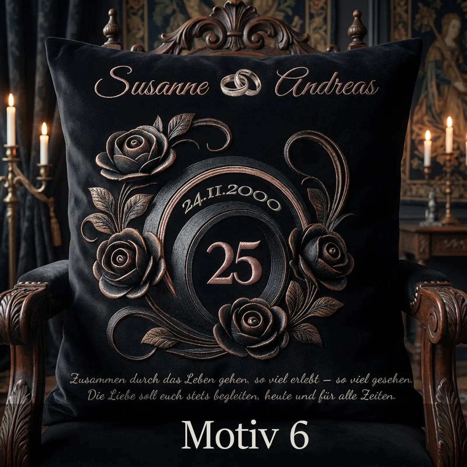 Schwarzes, personalisiertes Kissen zur Silberhochzeit mit ornamentalen Rosen in Bronzeoptik, Namen Susanne und Andreas, Datum 24.11.2000, Zahl 25 im runden Medaillon, präsentiert auf historischem Holzstuhl im dunklen, eleganten Ambiente