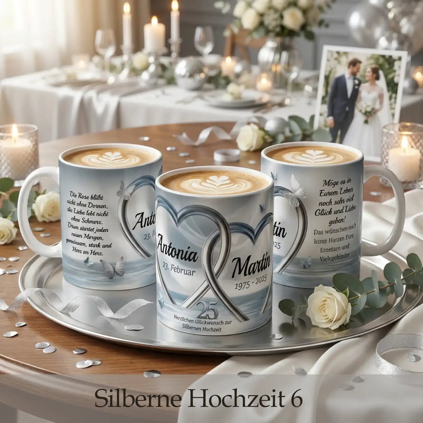 Personalisierte Tassen zur Silbernen Hochzeit mit Namen, Datum und silbernen Herzen in festlicher Tischdekoration.