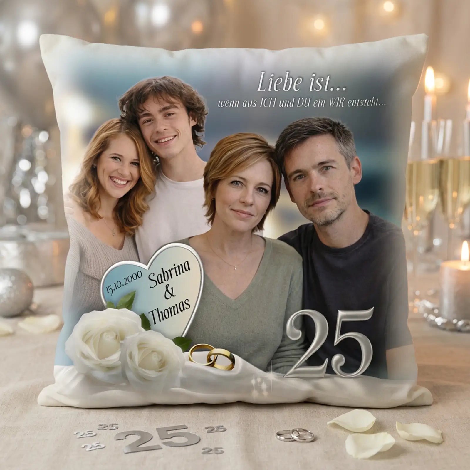 Personalisiertes Kissen zur Silberhochzeit mit Familienfoto, Namen und Datum, Herzmotiv mit Ringen und der Zahl 25, dekoriert mit weißen Rosen und Kerzen in warmer Wohnatmosphäre.