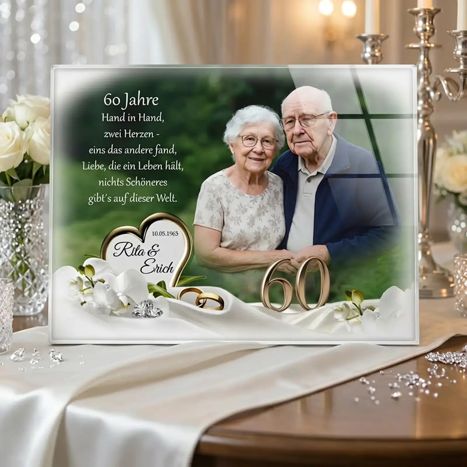 Personalisiertes Acrylglas zur Diamantenen Hochzeit mit Foto eines älteren Ehepaares, goldener Zahl 60, Namen, Hochzeitsdatum und dekorativen Ringen als Geschenk zum 60. Hochzeitstag
