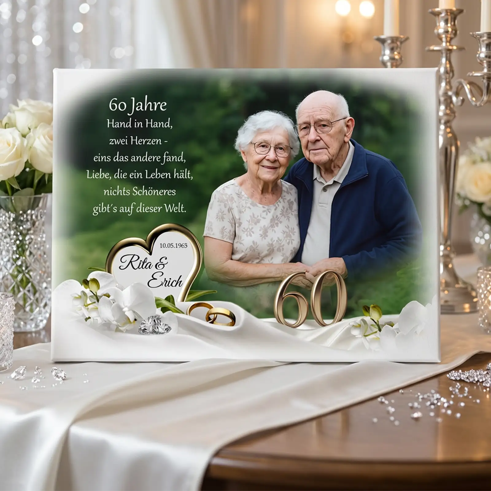 Leinwand Diamondhochzeit mit älterem Paar, goldenen Ringen, Rosenstrauß und Hochzeitsfoto