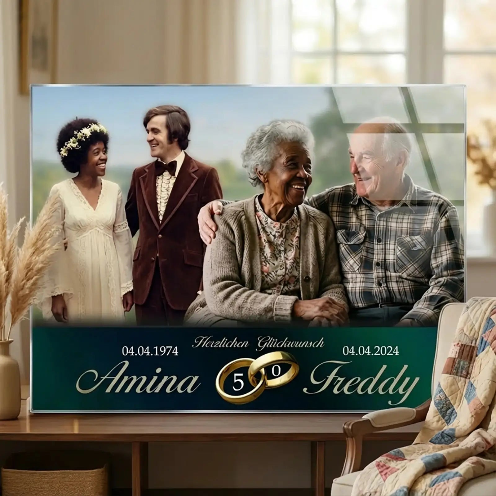 Acrylglas zur Goldenen Hochzeit mit personalisiertem Fotomotiv auf einem Möbelstück: links Hochzeitsfoto eines jungen Brautpaares, rechts aktuelles Porträt desselben Ehepaares nach 50 Ehejahren, mit den Namen Amina und Freddy, goldenen Eheringen mit der Zahl 50, den Daten 04.04.1974 und 04.04.2024 sowie dem Schriftzug „Herzlichen Glückwunsch“ vor hellem Wohnraum-Hintergrund.