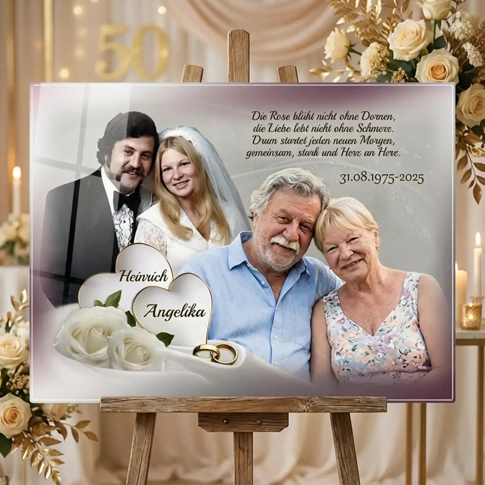 Acrylglas zur Goldenen Hochzeit mit personalisiertem Fotomotiv, gezeigt auf einer Staffelei: links Hochzeitsfoto eines jungen Brautpaares, rechts aktuelles Porträt desselben Ehepaares nach 50 Ehejahren, mit goldenen Ringen, weißen Rosen, den Namen Heinrich und Angelika sowie dem Datum 31.08.1975–2025 im Hintergrund einer festlichen goldenen Jubiläumsdekoration.