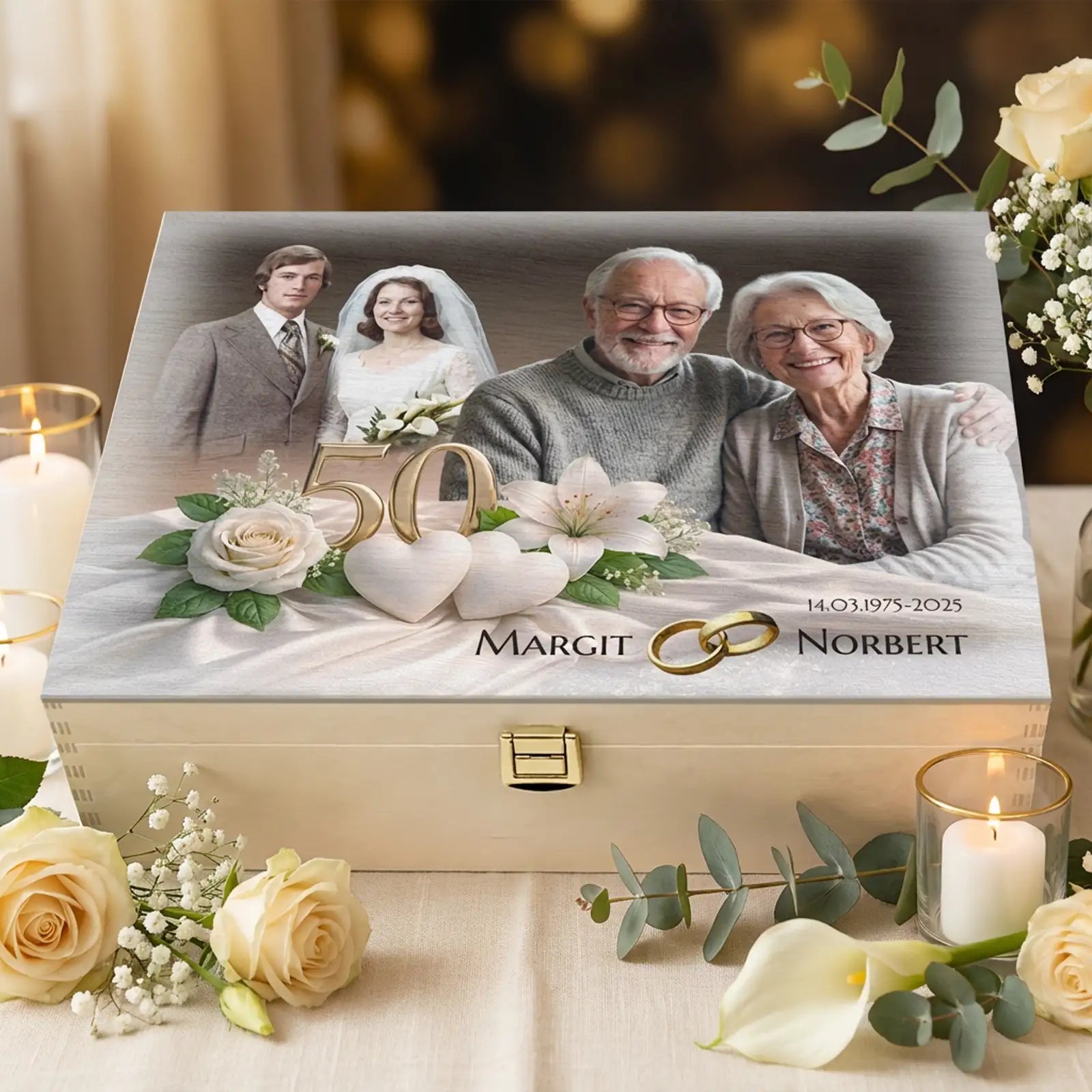 Jubiläumsgeschenk zur Goldenen Hochzeit eine Holzbox die mit zwei Fotos und Namen personalisiert wird. Diese Box ist eine bleibende Anerkennung für 50 Jahre gemeinsame Zeit und eignet sich als Sammelstelle für Erinnerungsstücke die im Laufe eines Lebens gesammelt wurden. Ein Geschenk das Herz Seele und Geschichte verbindet.