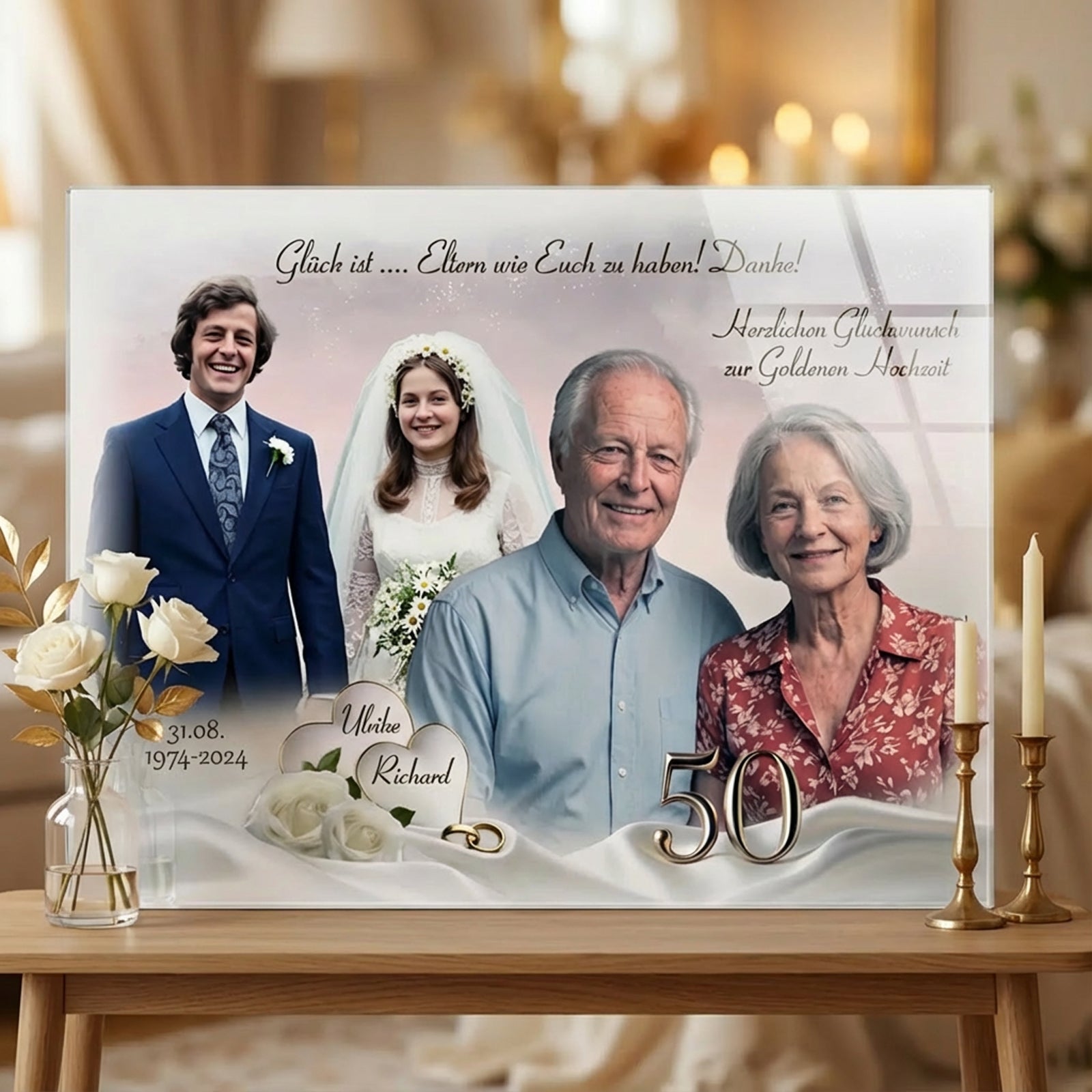 Acrylglas zur Goldenen Hochzeit mit personalisiertem Fotomotiv auf einem Tisch: links Hochzeitsfoto eines jungen Brautpaares, rechts aktuelles Porträt desselben Ehepaares nach 50 Ehejahren, mit den Namen Ulrike und Richard, der goldenen Zahl 50, goldenen Eheringen, weißen Rosen, Kerzen sowie dem Datum 31.08.1974–2024 vor einem festlichen, hellen Jubiläumshintergrund.