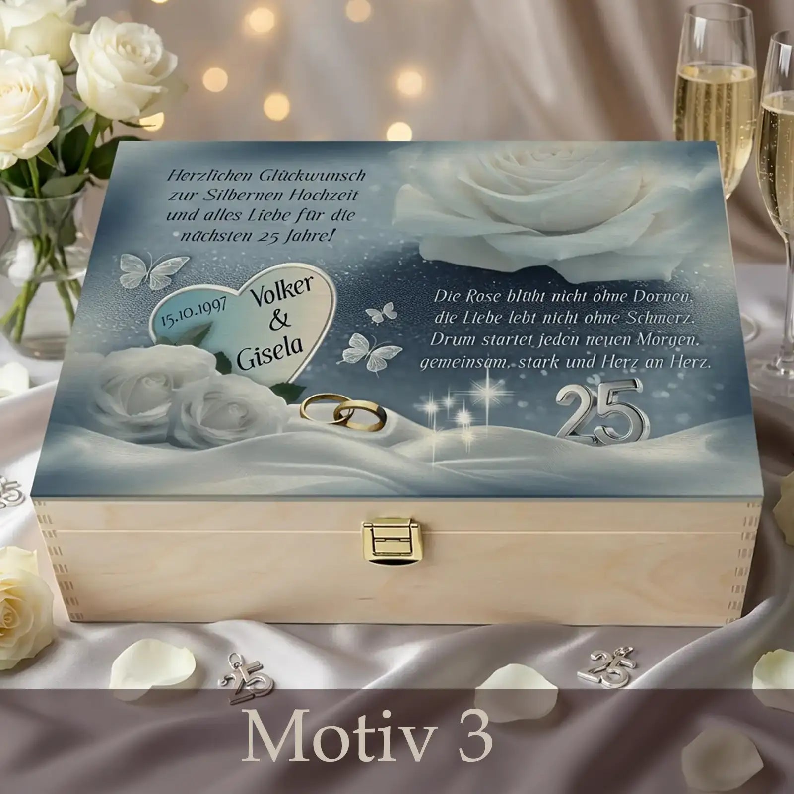 Personalisierte Holzbox zur Silberhochzeit mit Namen des Ehepaares, Hochzeitsdatum und 25-Jahre-Motiv, dekoriert mit weißen Rosen, Ringen und Herzmotiv, präsentiert auf festlich gedecktem Tisch mit Lichtern und Sektgläsern.