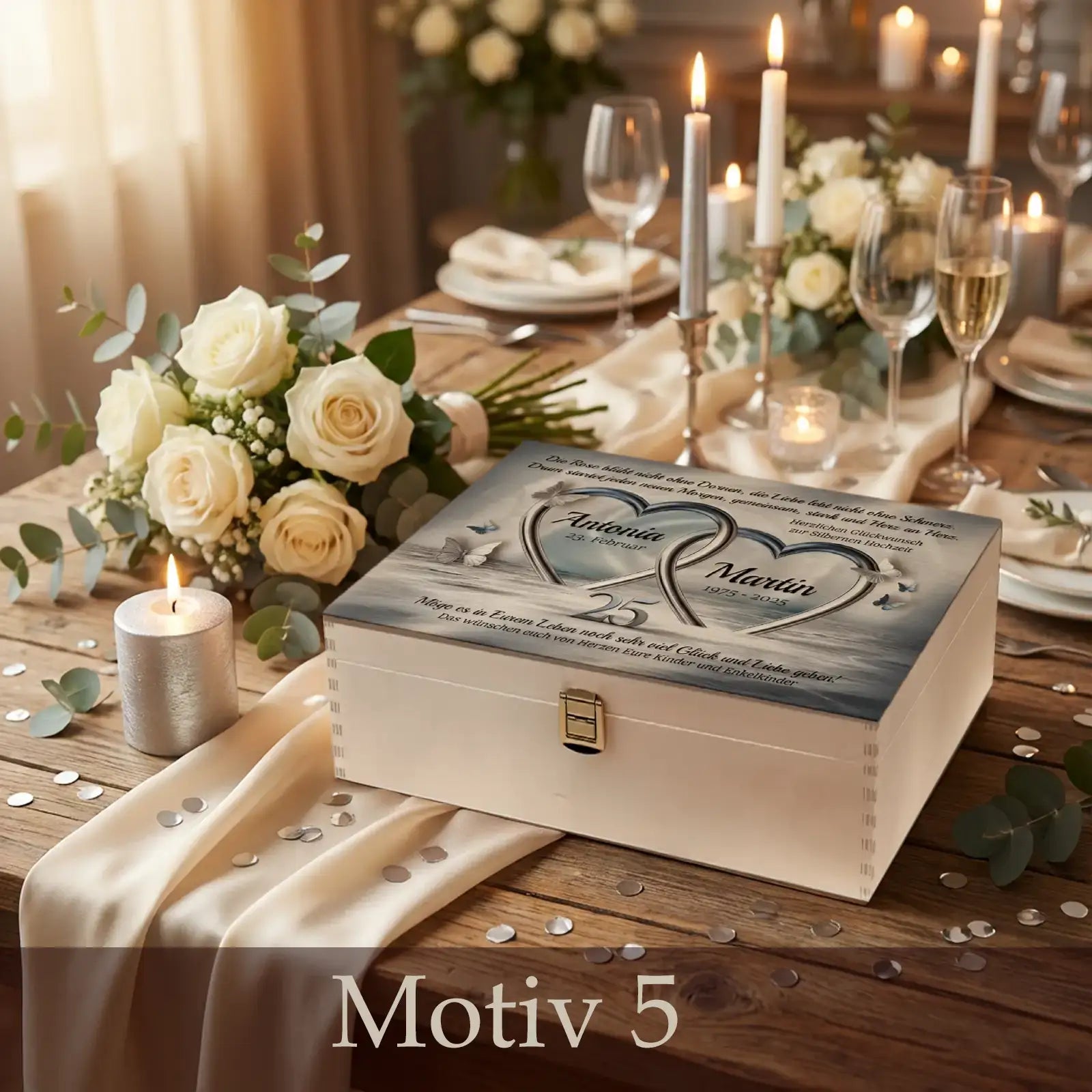 Stilvolle Präsentation einer personalisierten Holzbox zur Silberhochzeit in festlichem Wohnambiente mit Tischdekoration, Kerzenlicht und Blumenarrangement.