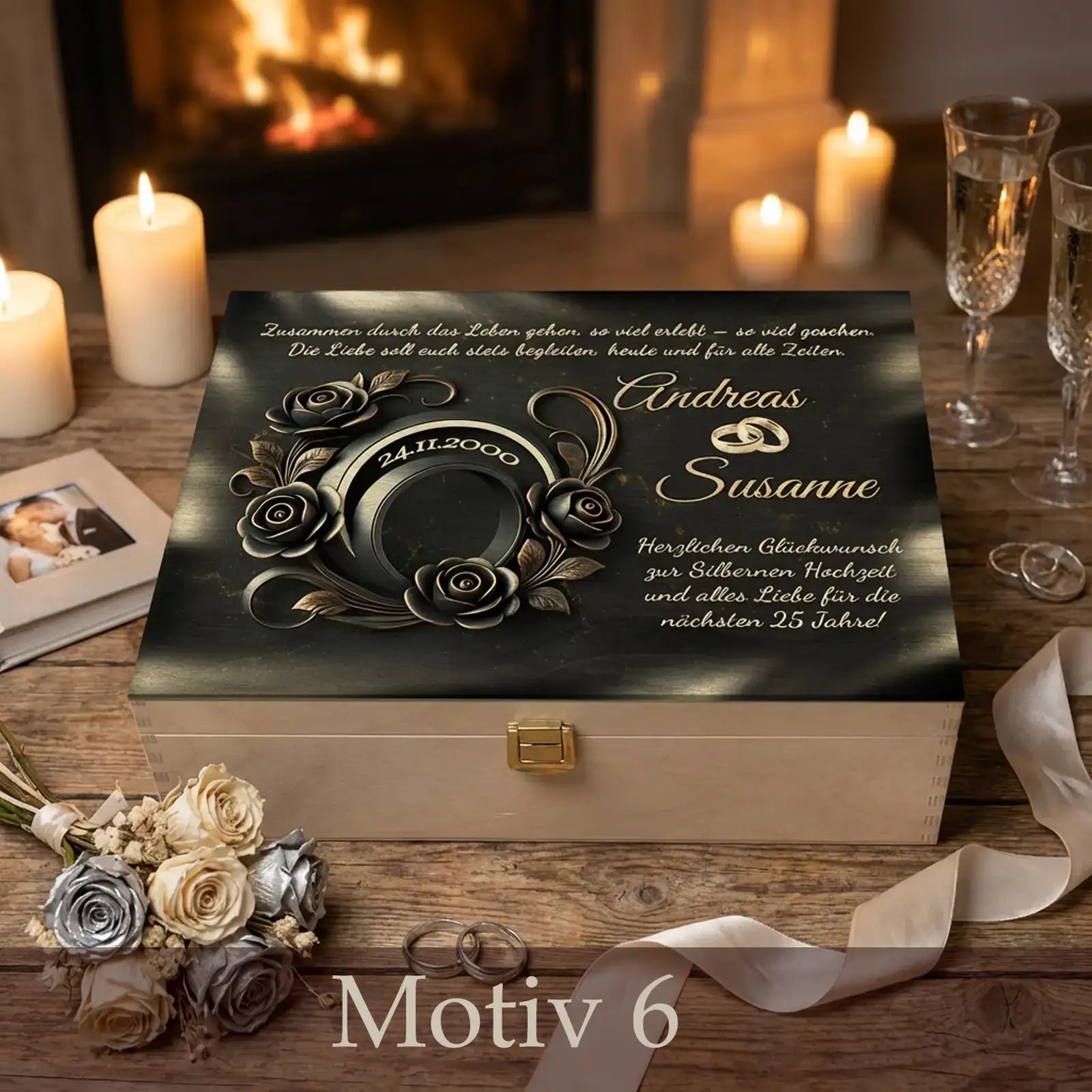Personalisierte Holzbox zur Silberhochzeit mit Namen des Ehepaares, Hochzeitsdatum und 25-Jahre-Motiv, präsentiert auf Holztisch bei Kerzenlicht mit Eheringen, Blumen und Kaminfeuer im Hintergrund.