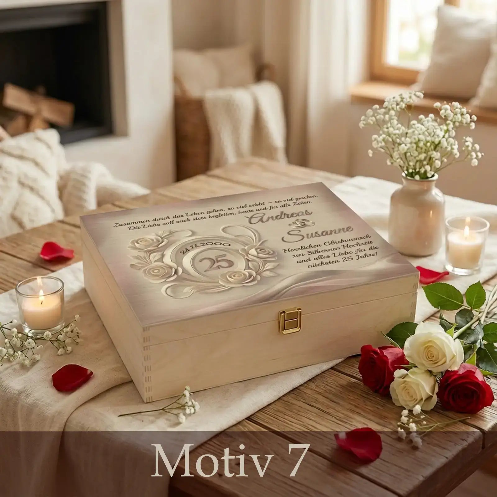 Geschenkarrangement zur Silberhochzeit mit personalisierter Holzbox, Kerzen, roten Rosen, weißen Blüten und natürlicher Tischdekoration in warmem Wohnambiente.