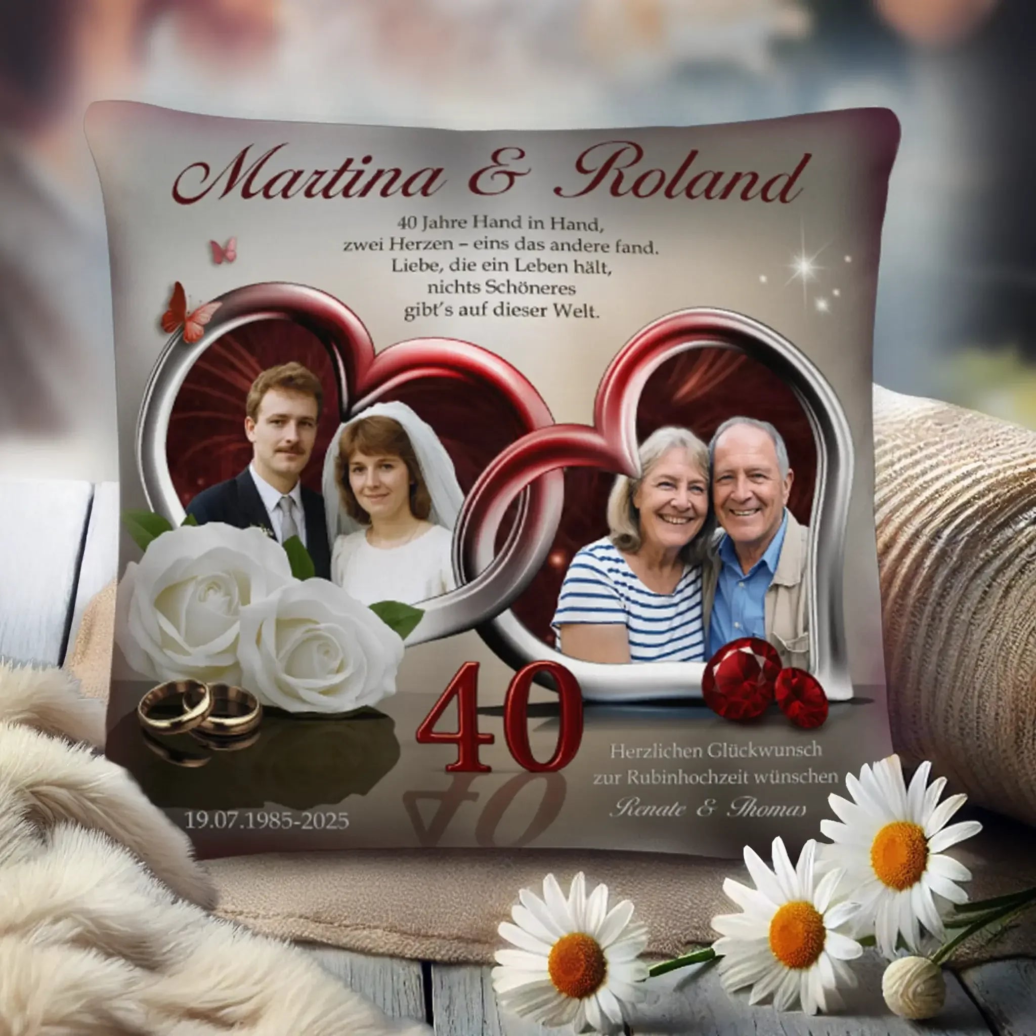 Personalisiertes Kissen zur Rubin Hochzeit mit Fotos, Deko-Ringen, weißen Rosen und Herzmotiv
