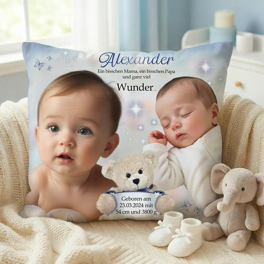 Personalisiertes Babykissen mit zwei Babyfotos, Name „Alexander“, Geburtsdaten auf einem Plüschbären, Babyspielzeug und Strickdecke im Hintergrund. Süßes Geschenk zur Geburt oder Taufe in sanften Pastellfarben.