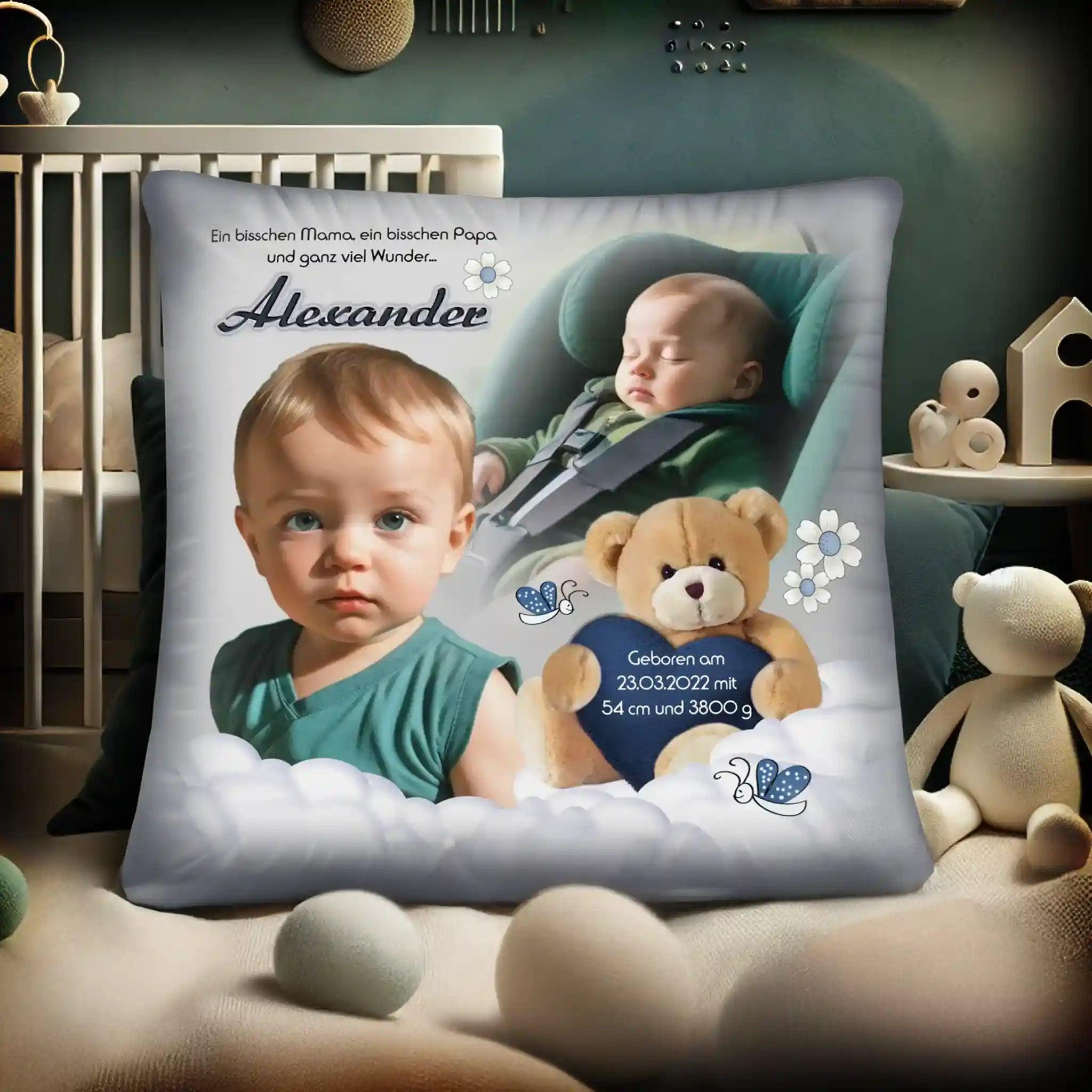 Personalisiertes Kissen Geburt Taufe Junge Alexander mit Foto, Teddy und Geburtsdaten im Kinderzimmer