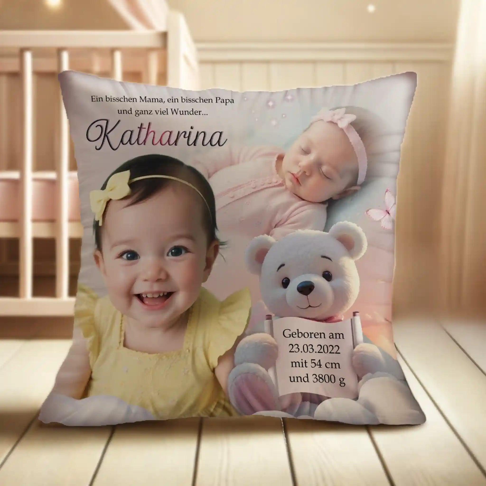 Personalisiertes Kissen zur Geburt mit Babyfoto, Teddybär und Name Katharina im Kinderzimmer