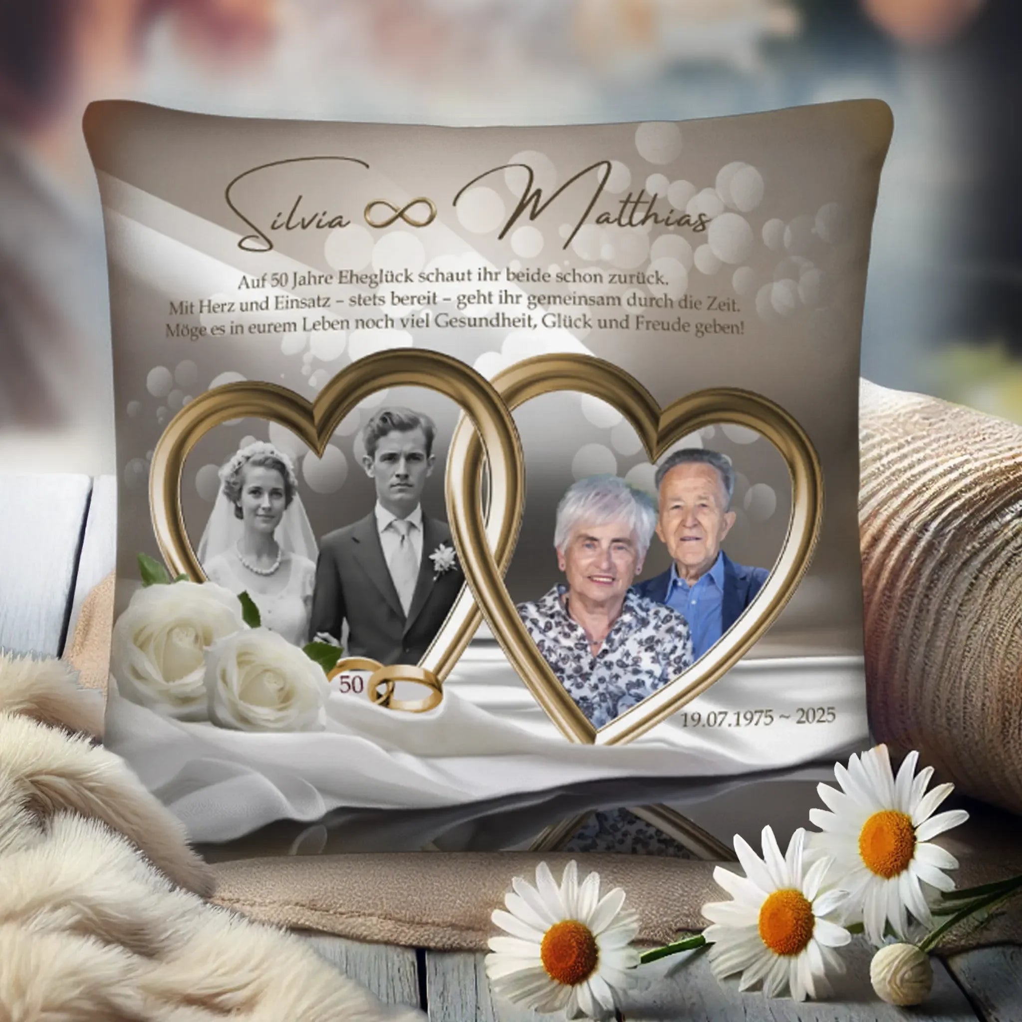 Personalisiertes Kissen zur goldenen Hochzeit mit Brautpaar-Fotos, goldenen Ringen und Margeriten