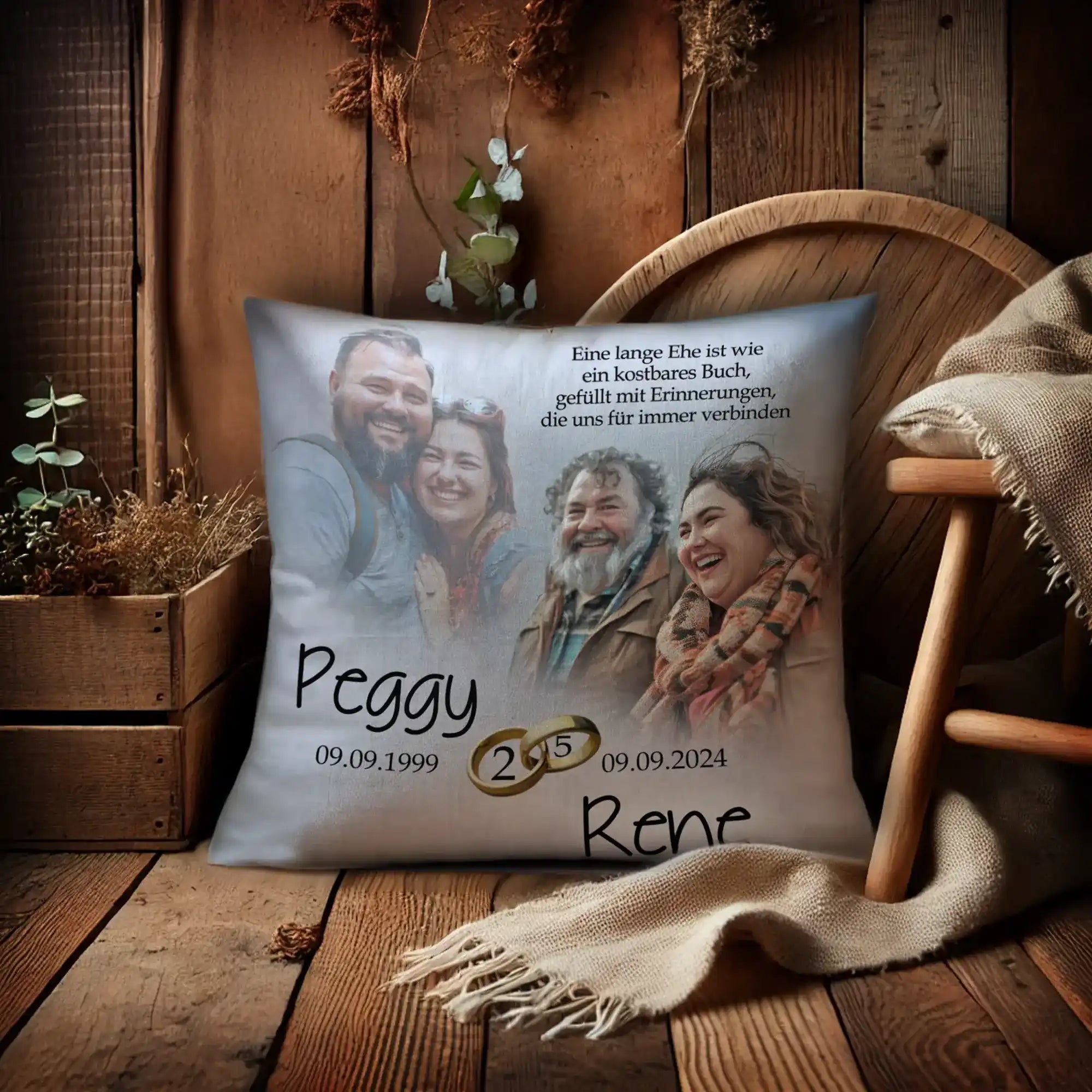 Personalisiertes Silberhochzeit Kissen mit Paarfoto, Namen, Jubiläumsdatum und Spruch, rustikales Holzambiente