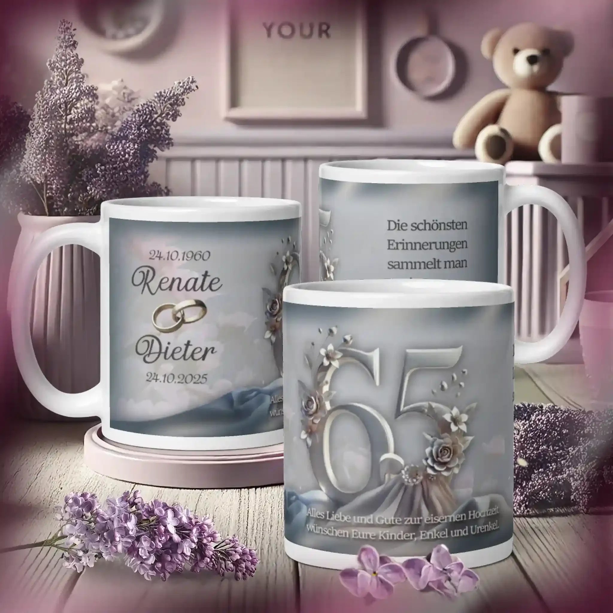 Eisenhochzeit Tassen mit floraler 65, Personalisierung und Blumen auf Holztisch, Deko im Hintergrund