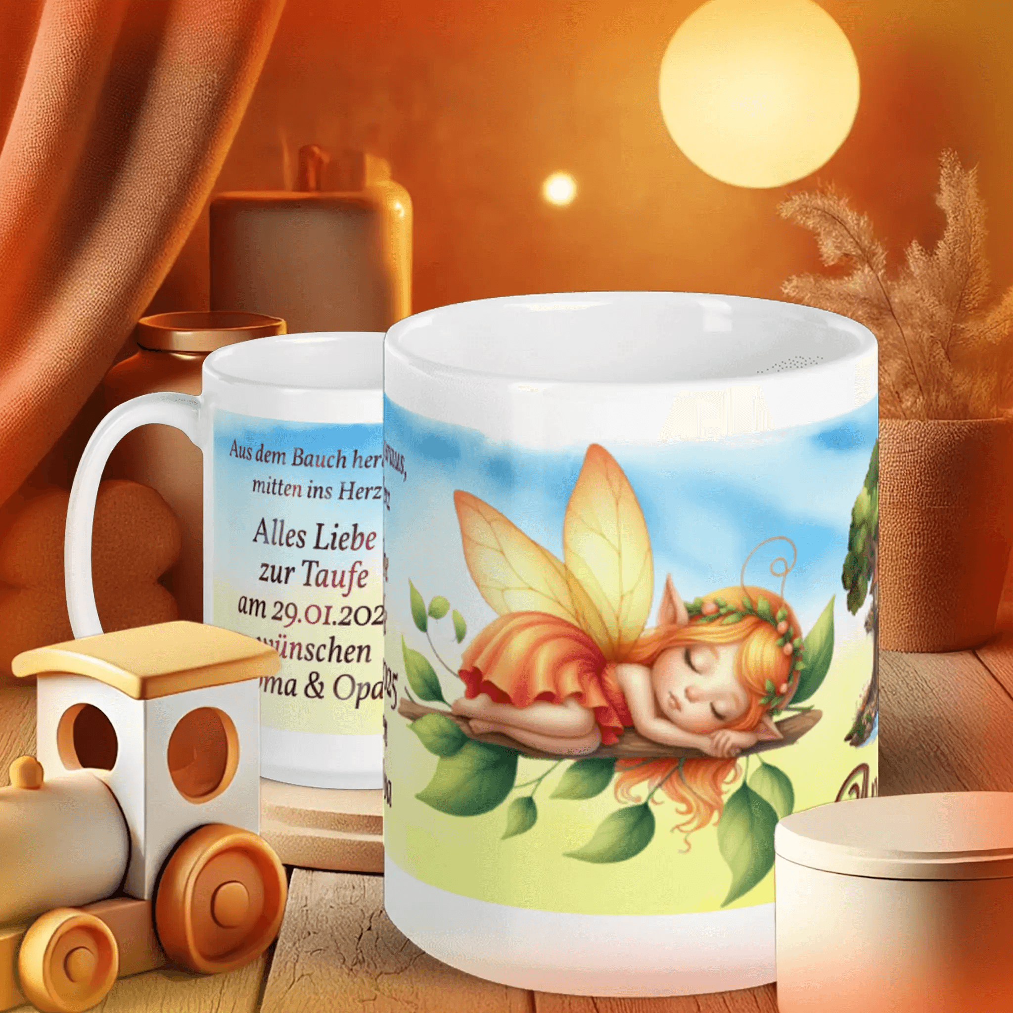 Tasse mit schlafender Elfe Motiv und Taufspruch, dekoriert im warmen Licht, Holzspielzeug davor