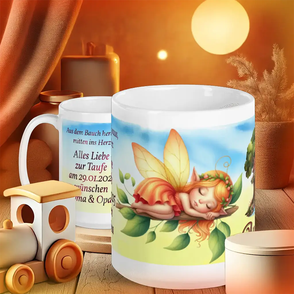 Tasse mit schlafender Elfe Motiv und Taufspruch, dekoriert im warmen Licht, Holzspielzeug davor