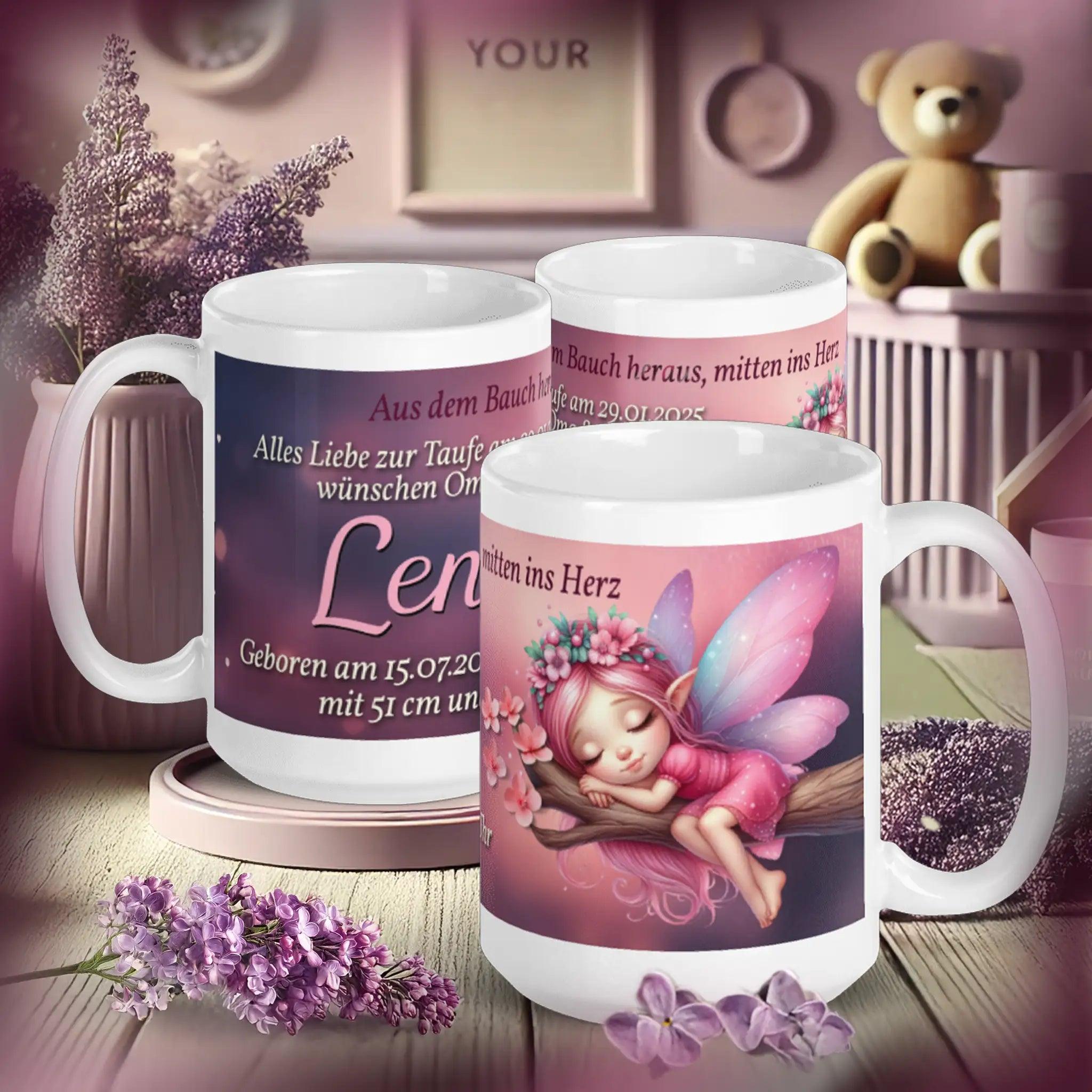 Personalisierte Tasse mit schlafender Elfe, Blüten und Namensaufdruck im Kinderzimmer