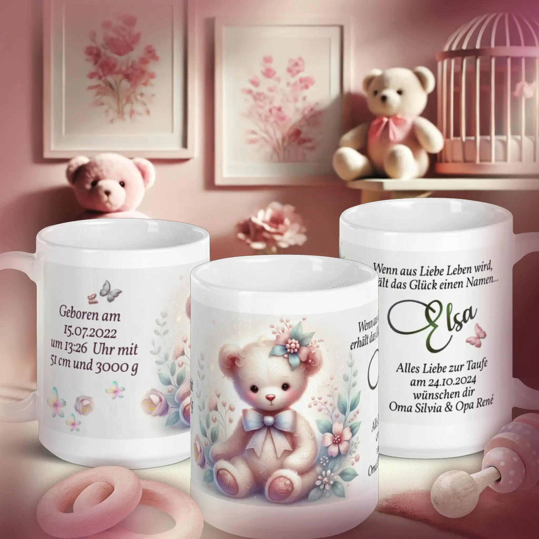 Taufgeschenk Tasse mit süßem Teddy-Bären Motiv, pastellfarben im Babyzimmer dekoriert