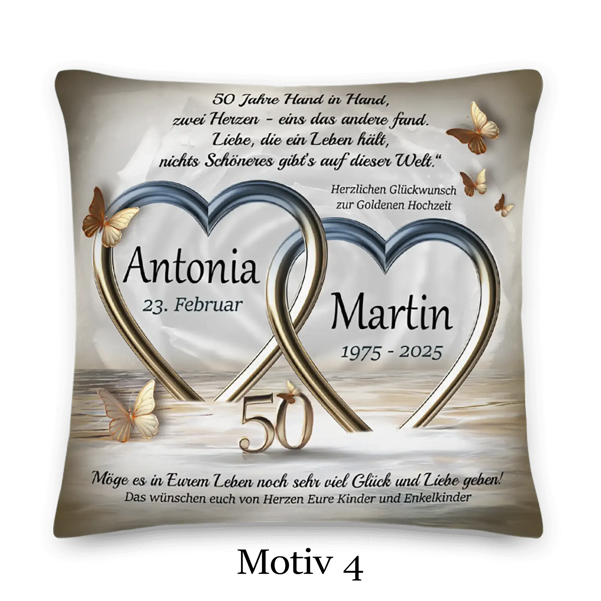 Goldene Hochzeit Kissen mit zwei Herzringen, Schmetterlingen und Jubiläumstext auf cremefarbenem Hintergrund.