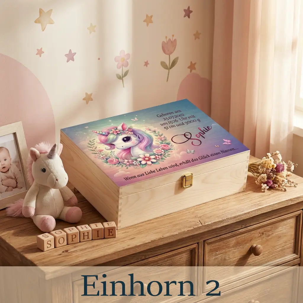 Personalisierte Holzbox für Babys mit süßem Einhorn, Blumenkranz und Geburtsdaten.