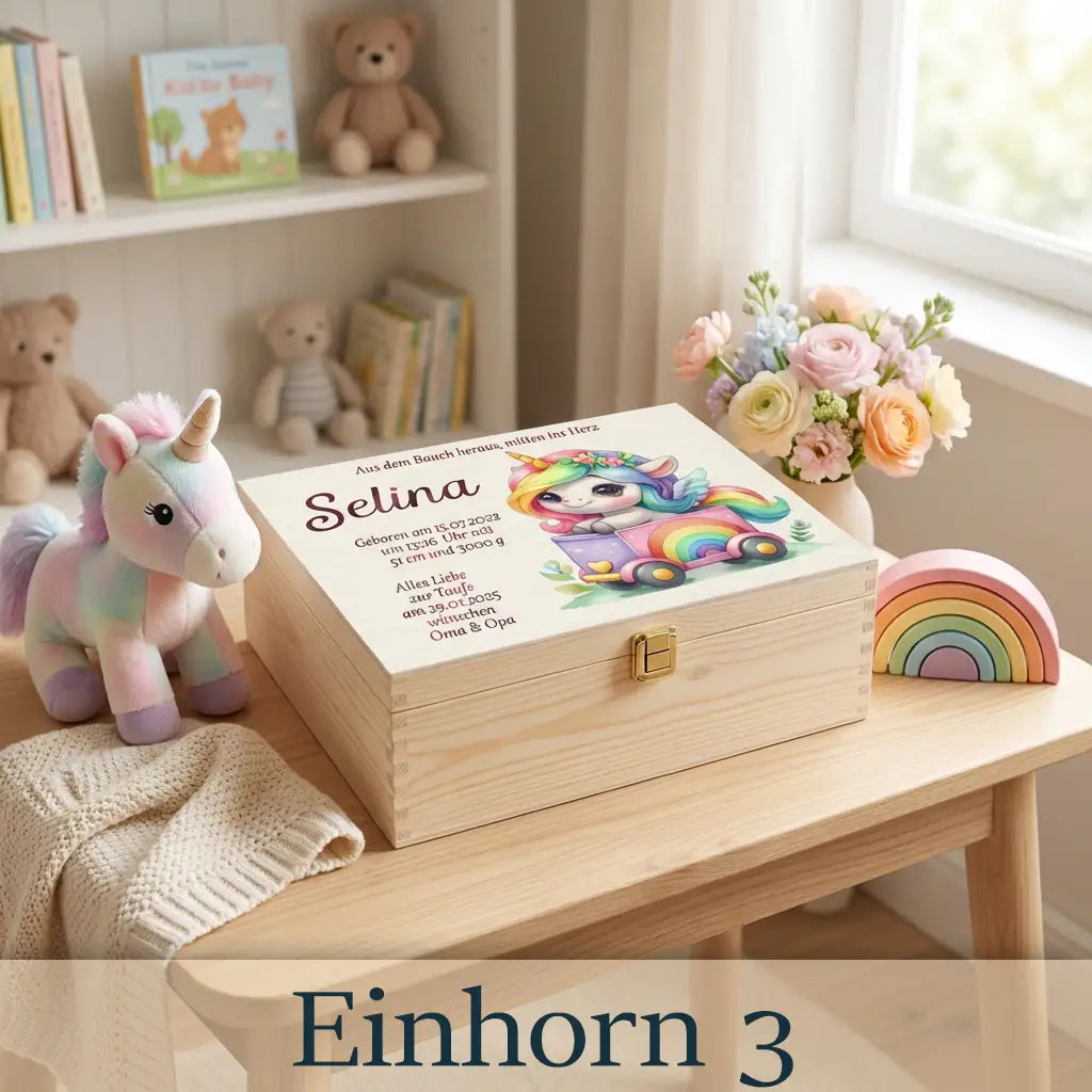 Personalisierte Holzbox mit buntem Einhorn-Motiv, Regenbogen und Taufdaten für Baby